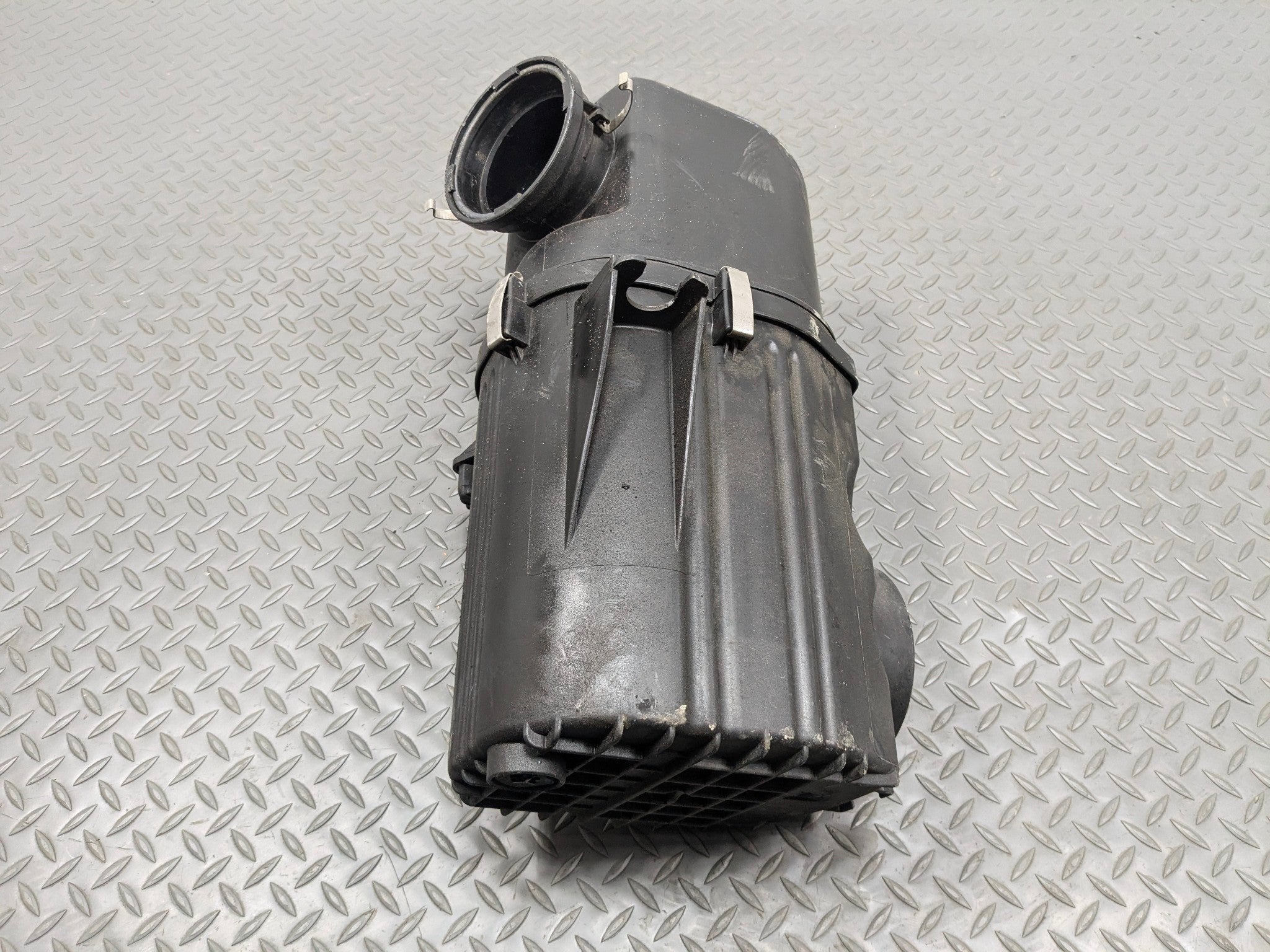 2003 - 2005 LAND ROVER RANGE ROVER OEM AIR INTAKE CLEANER FILTER BOX ASSEMBLY