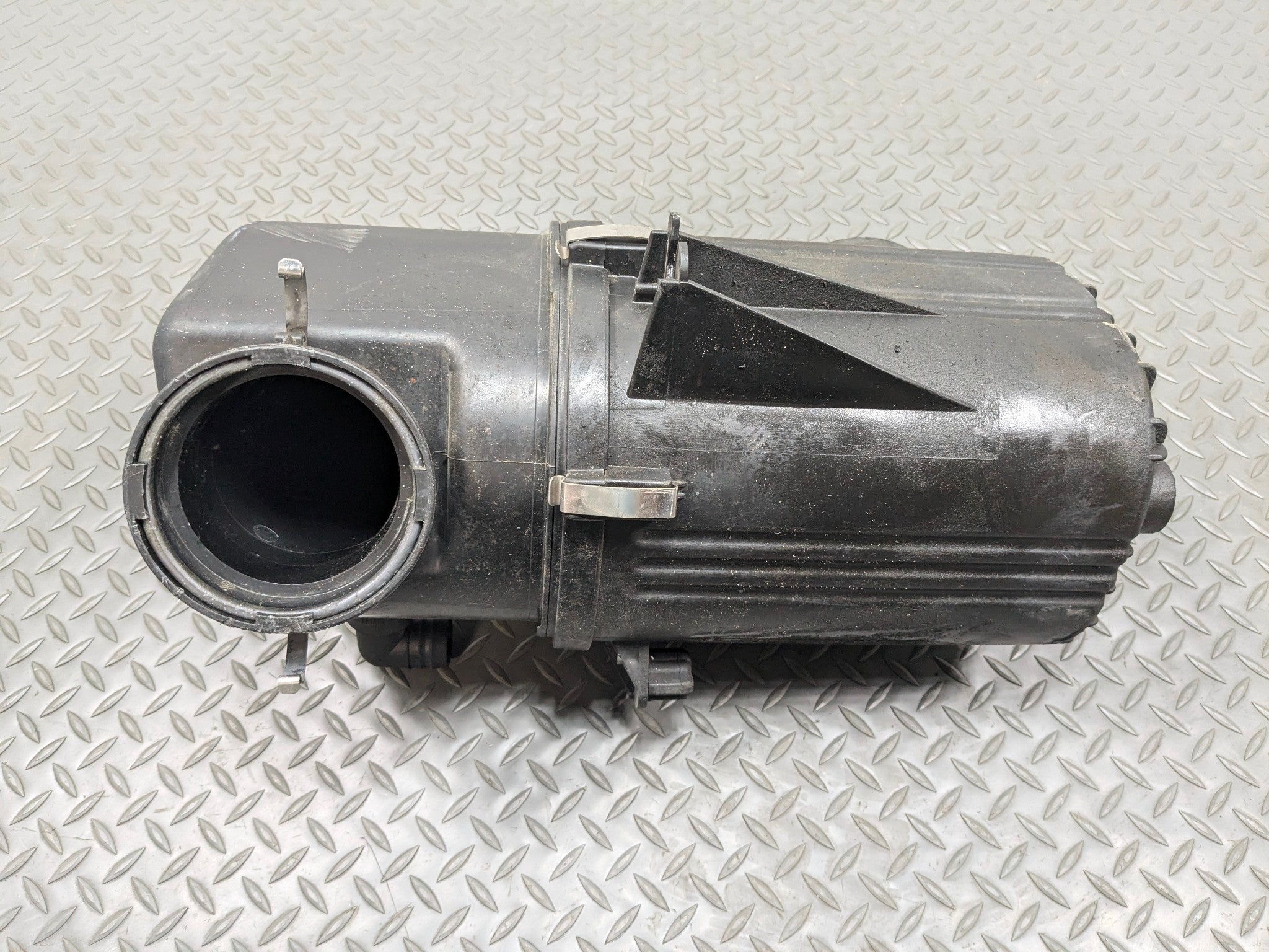 2003 - 2005 LAND ROVER RANGE ROVER OEM AIR INTAKE CLEANER FILTER BOX ASSEMBLY