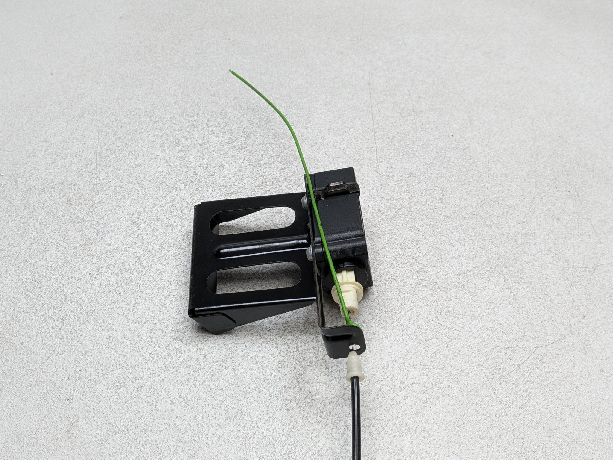 2003 - 2005 LAND ROVER RANGE ROVER OEM FUEL TANK FILLER DOOR LID LOCK ACTUATOR