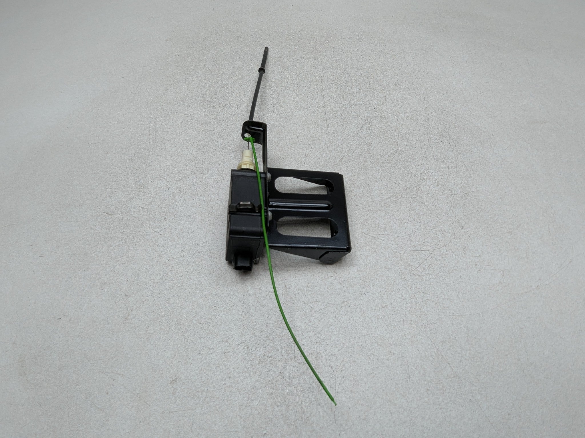 2003 - 2005 LAND ROVER RANGE ROVER OEM FUEL TANK FILLER DOOR LID LOCK ACTUATOR