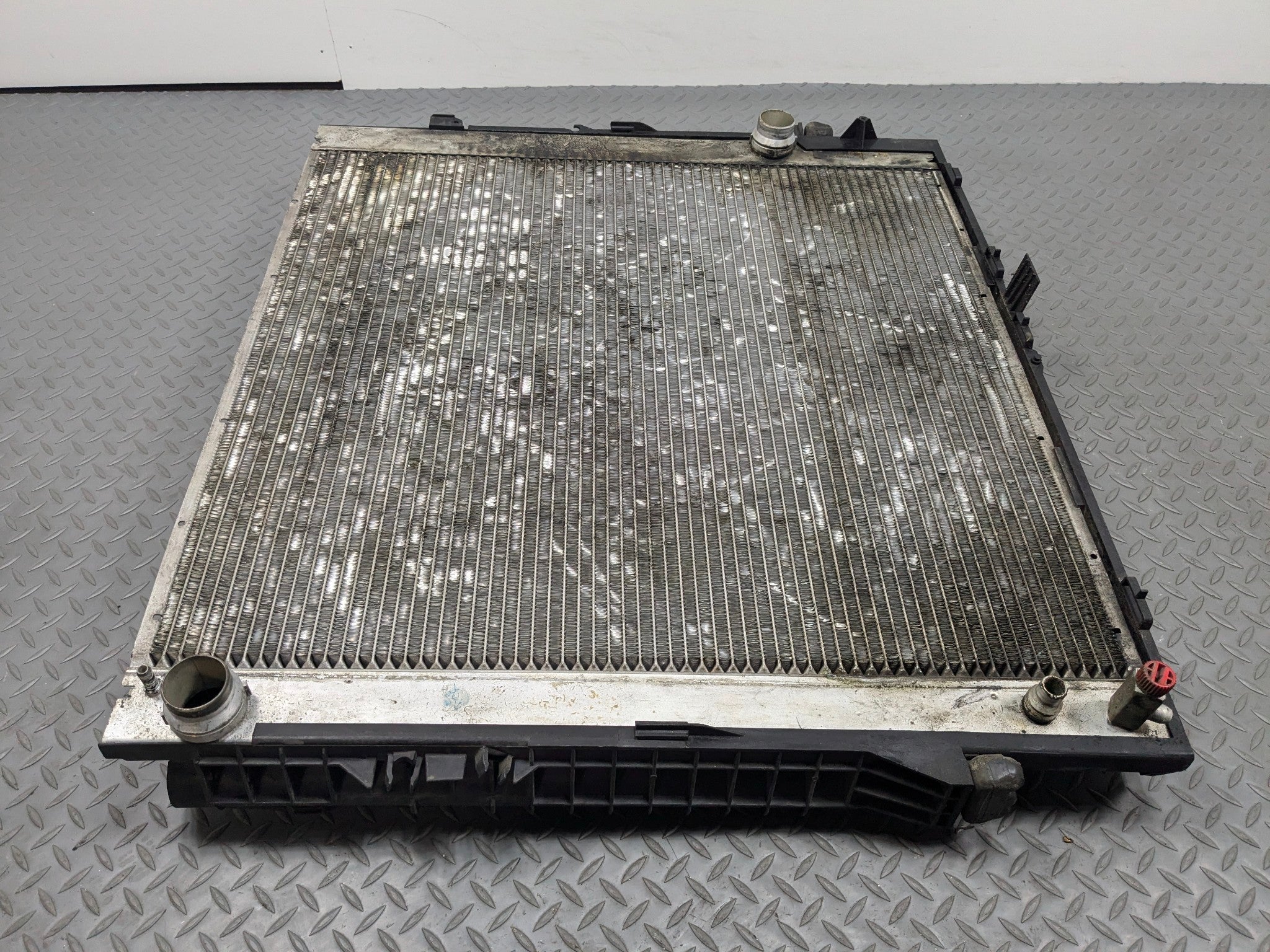 2003 - 2005 LAND ROVER RANGE ROVER OEM ENGINE MOTOR COOLING RADIATOR ASSEMBLY