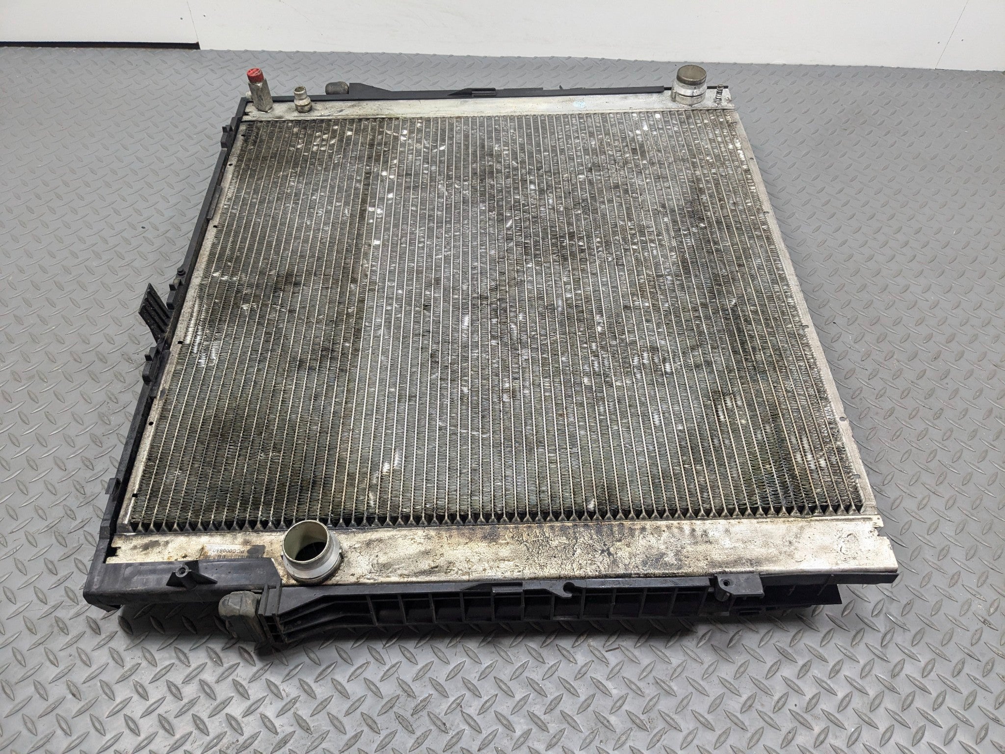 2003 - 2005 LAND ROVER RANGE ROVER OEM ENGINE MOTOR COOLING RADIATOR ASSEMBLY