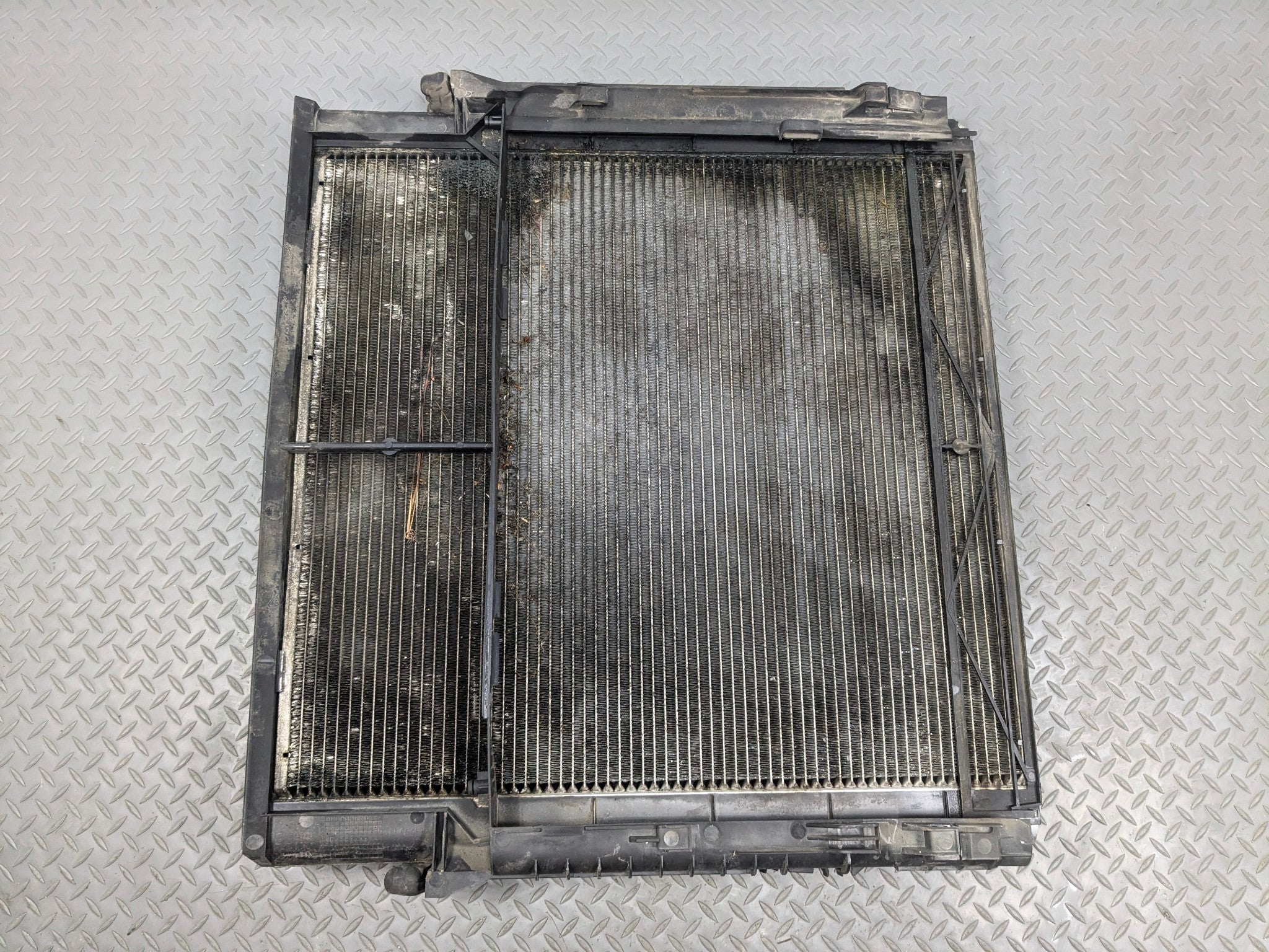 2003 - 2005 LAND ROVER RANGE ROVER OEM ENGINE MOTOR COOLING RADIATOR ASSEMBLY