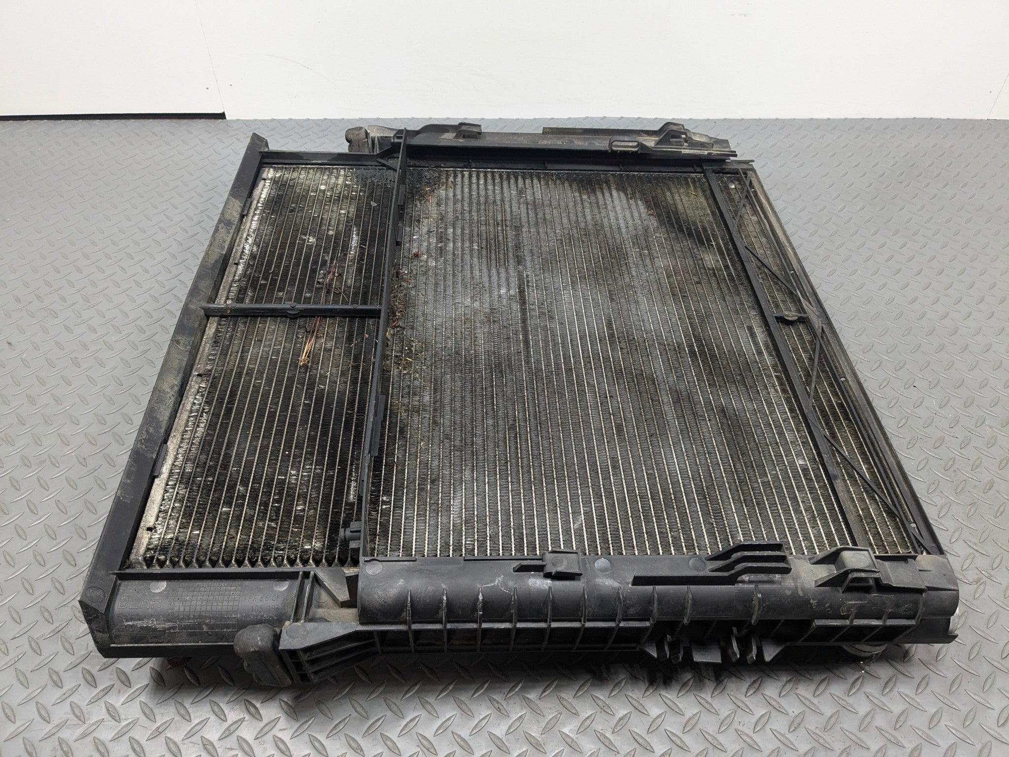 2003 - 2005 LAND ROVER RANGE ROVER OEM ENGINE MOTOR COOLING RADIATOR ASSEMBLY