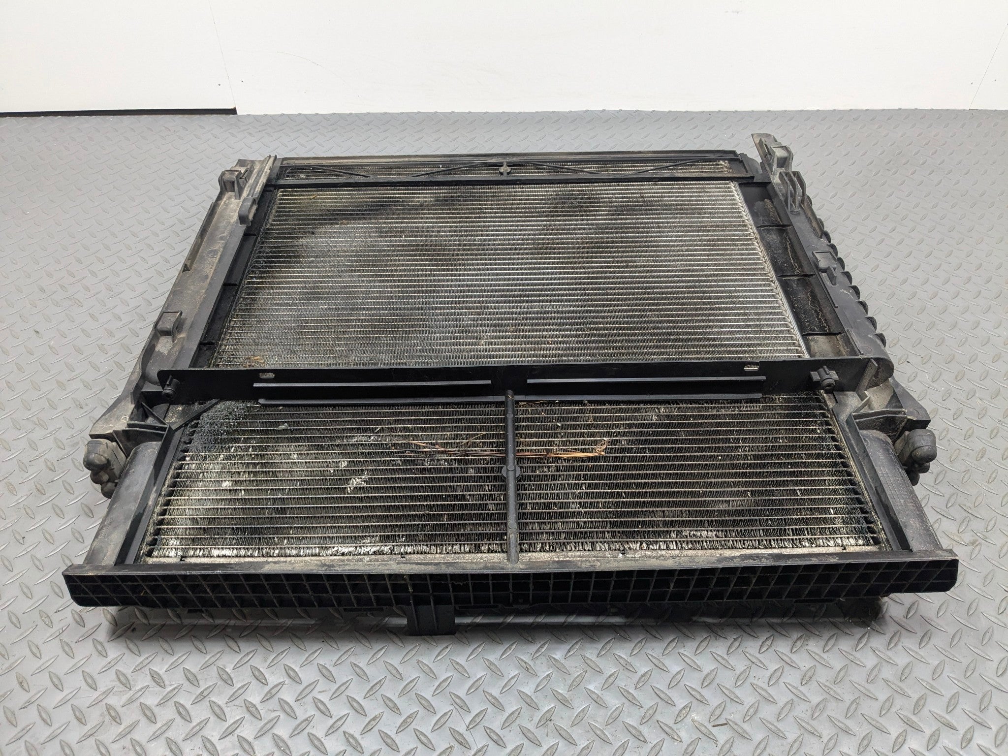 2003 - 2005 LAND ROVER RANGE ROVER OEM ENGINE MOTOR COOLING RADIATOR ASSEMBLY