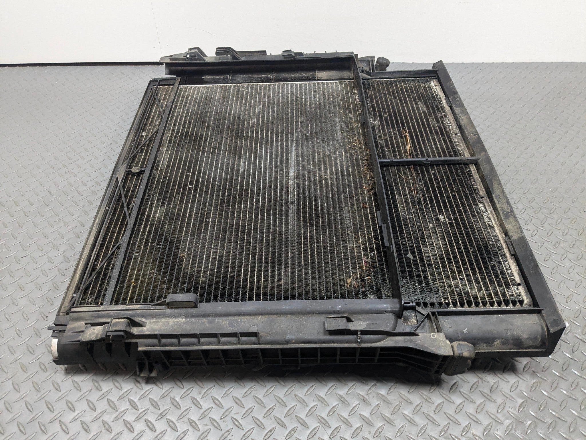 2003 - 2005 LAND ROVER RANGE ROVER OEM ENGINE MOTOR COOLING RADIATOR ASSEMBLY