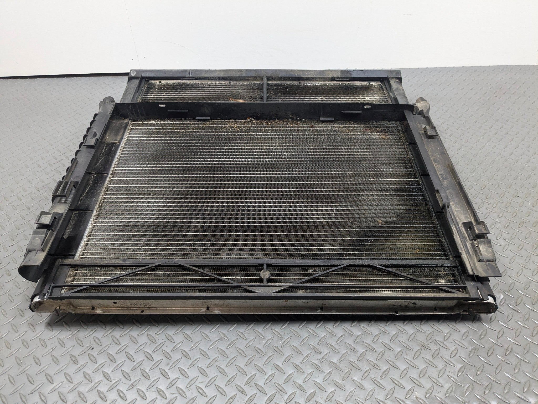 2003 - 2005 LAND ROVER RANGE ROVER OEM ENGINE MOTOR COOLING RADIATOR ASSEMBLY