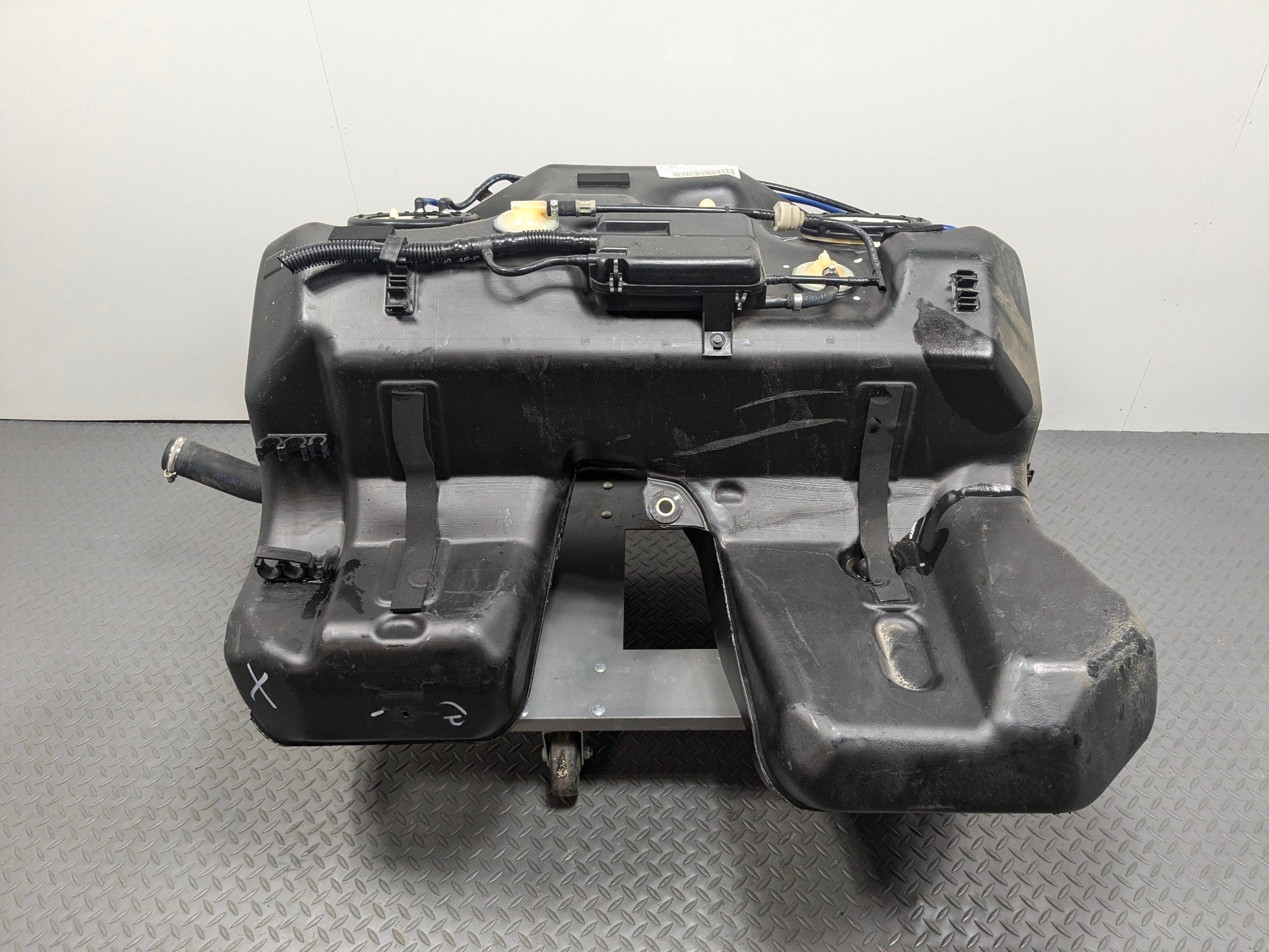 2003 - 2005 LAND ROVER RANGE ROVER OEM GASOLINE FUEL TANK RESERVIOR ASSEMBLY