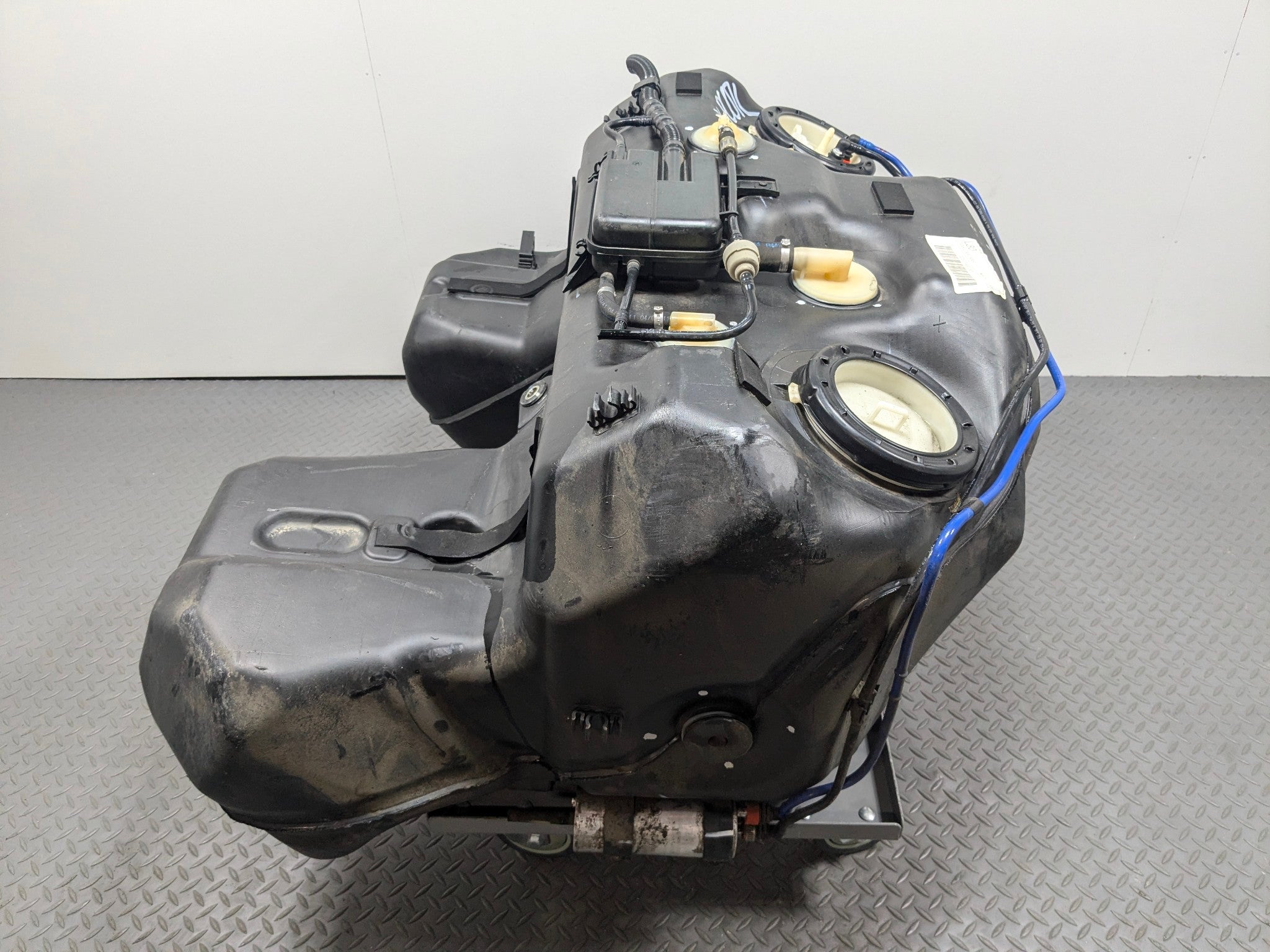 2003 - 2005 LAND ROVER RANGE ROVER OEM GASOLINE FUEL TANK RESERVIOR ASSEMBLY