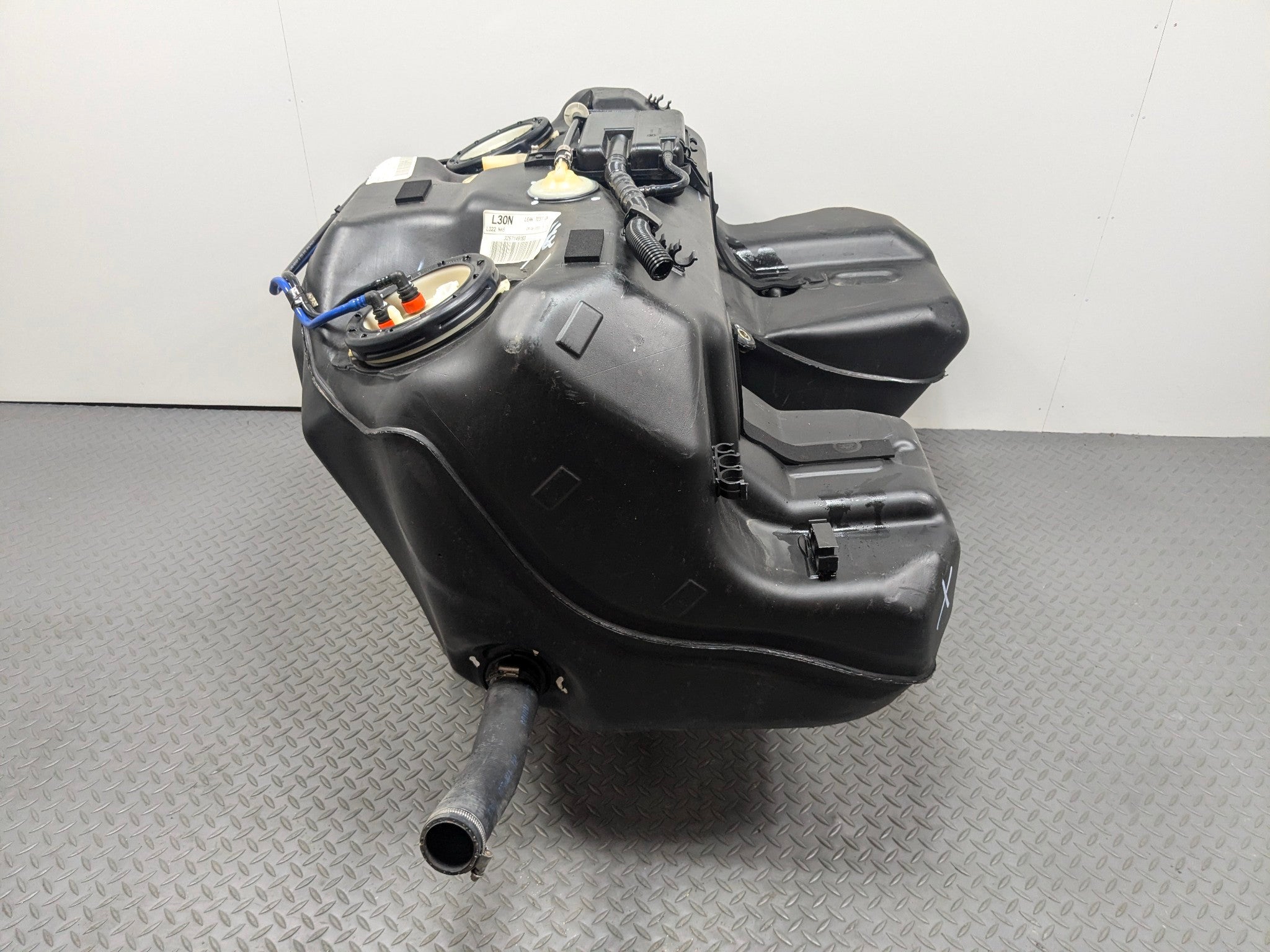 2003 - 2005 LAND ROVER RANGE ROVER OEM GASOLINE FUEL TANK RESERVIOR ASSEMBLY