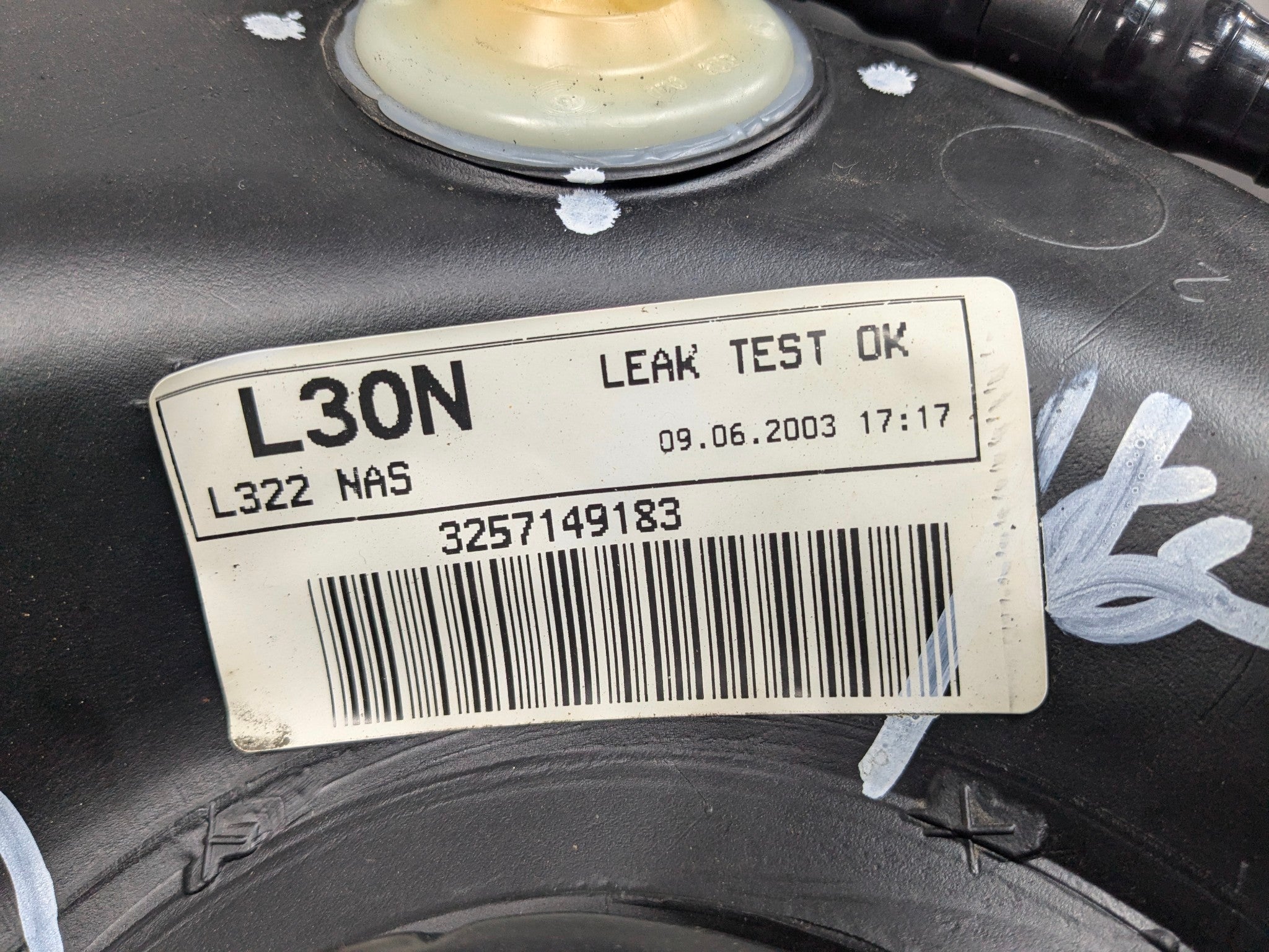 2003 - 2005 LAND ROVER RANGE ROVER OEM GASOLINE FUEL TANK RESERVIOR ASSEMBLY