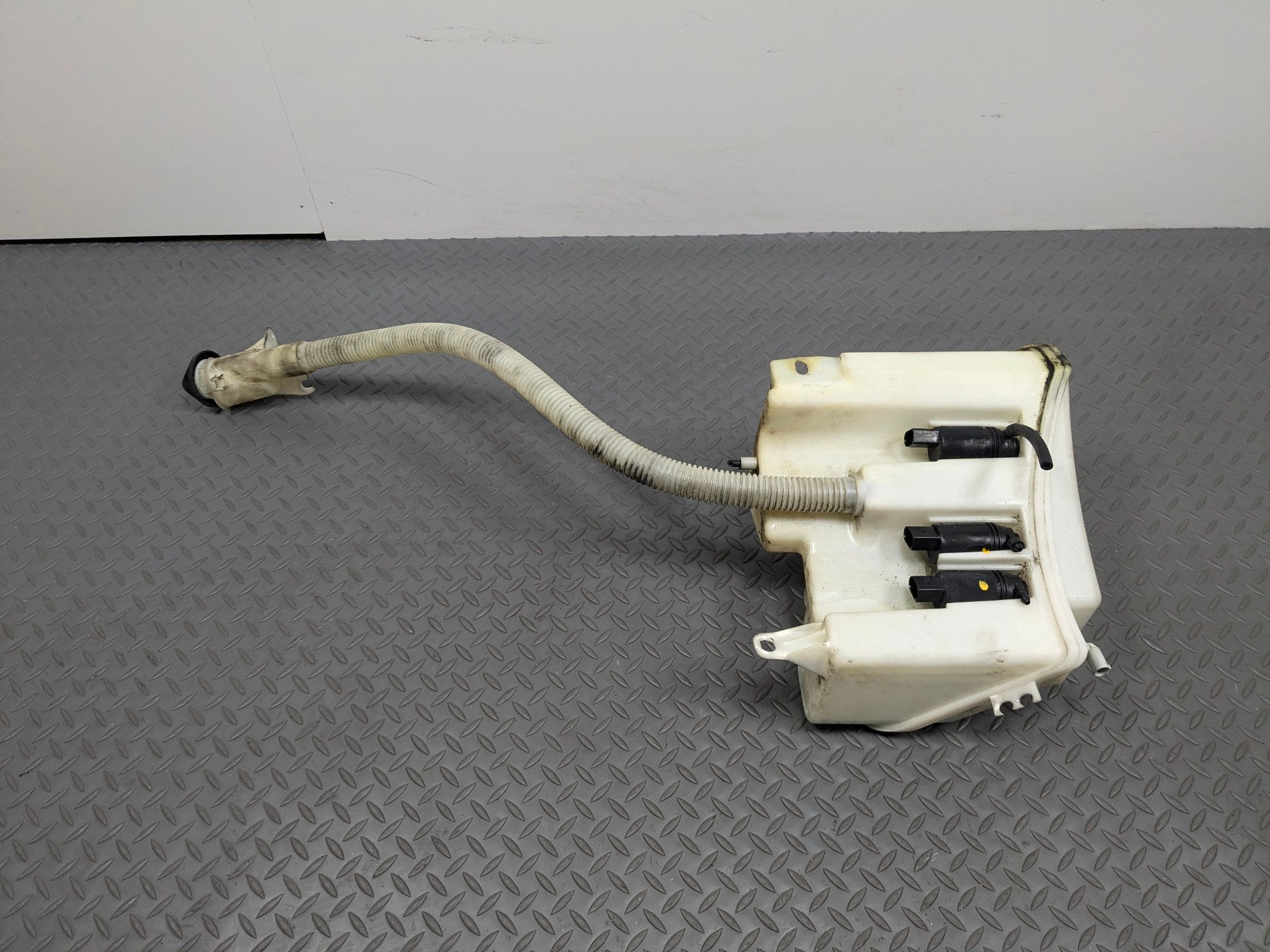 2003 - 2005 LAND ROVER RANGE ROVER OEM WINDSHIELD WASHER RESERVOIR BOTTLE