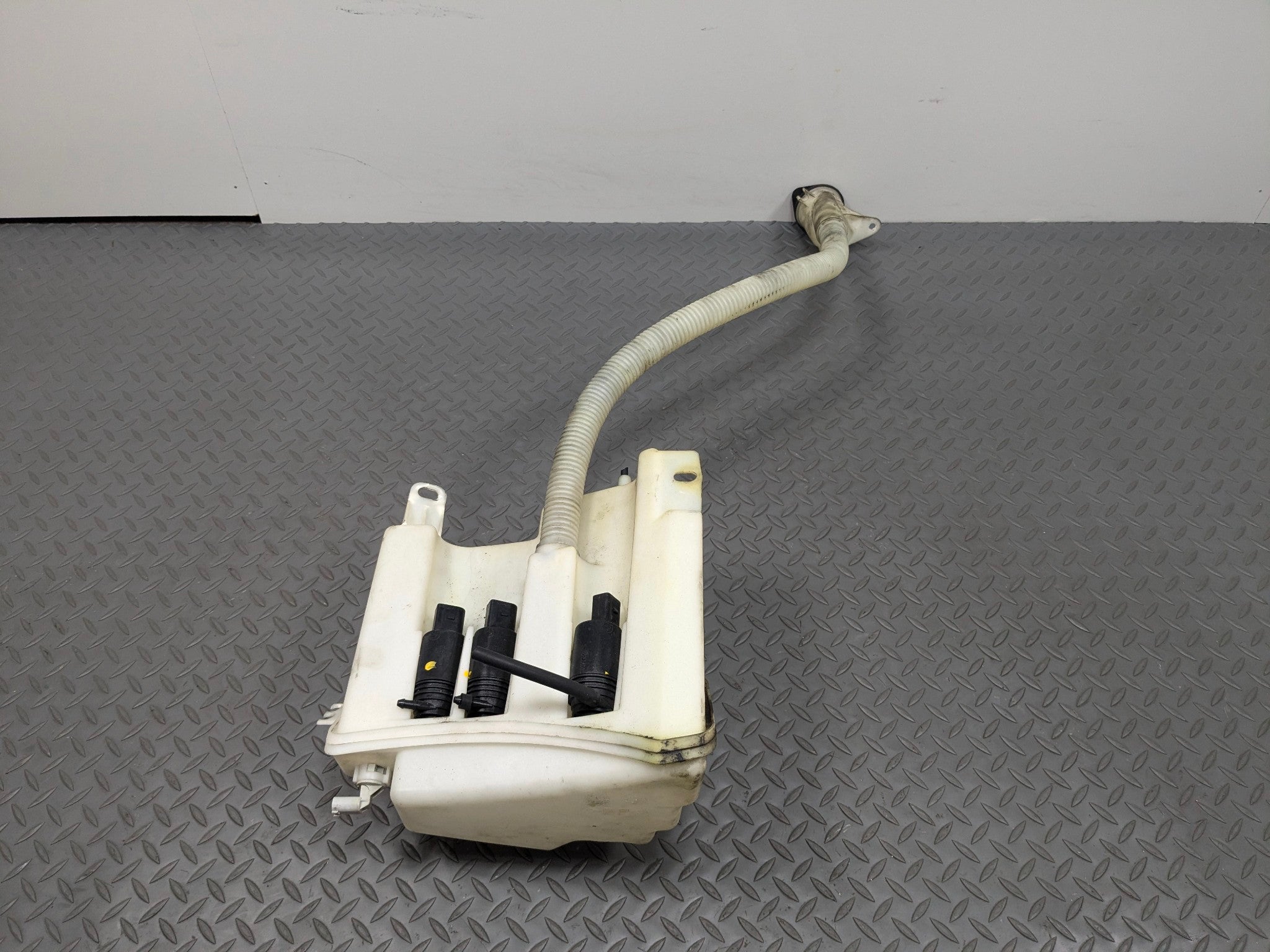 2003 - 2005 LAND ROVER RANGE ROVER OEM WINDSHIELD WASHER RESERVOIR BOTTLE