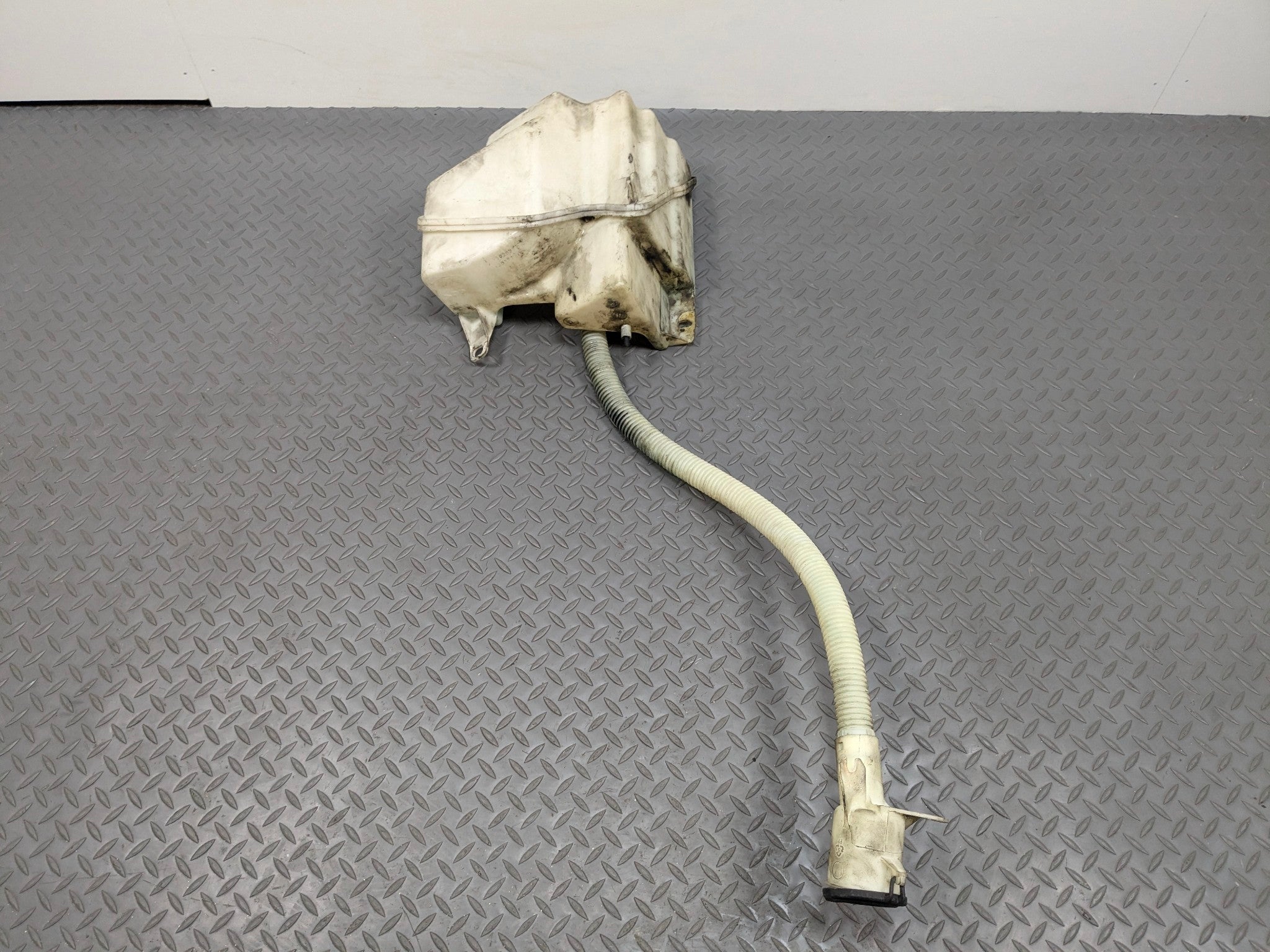 2003 - 2005 LAND ROVER RANGE ROVER OEM WINDSHIELD WASHER RESERVOIR BOTTLE