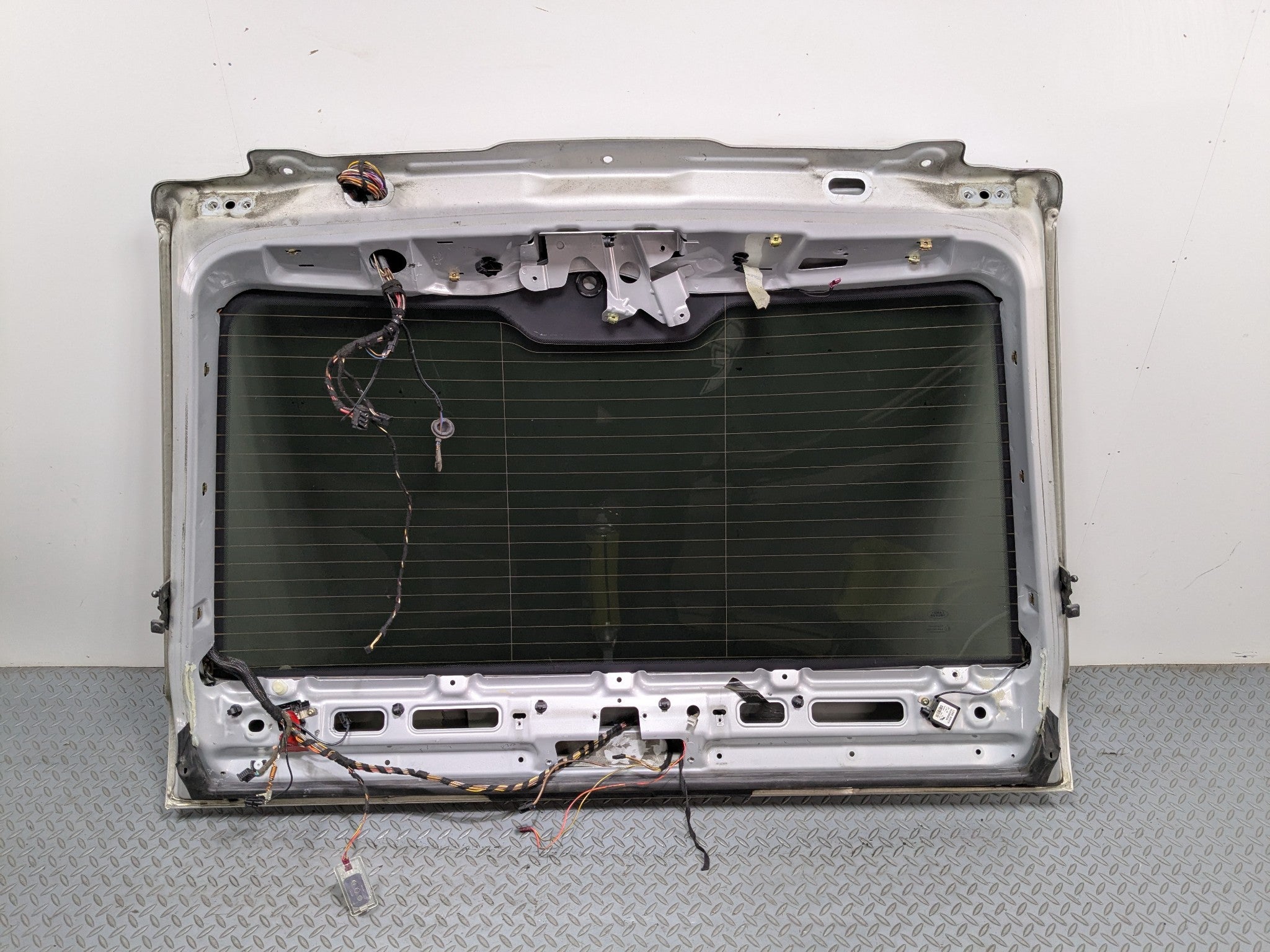 03 - 05 LAND ROVER RANGE ROVER OEM LIFTGATE SHELL PANEL WITH GLASS REAR UPPER