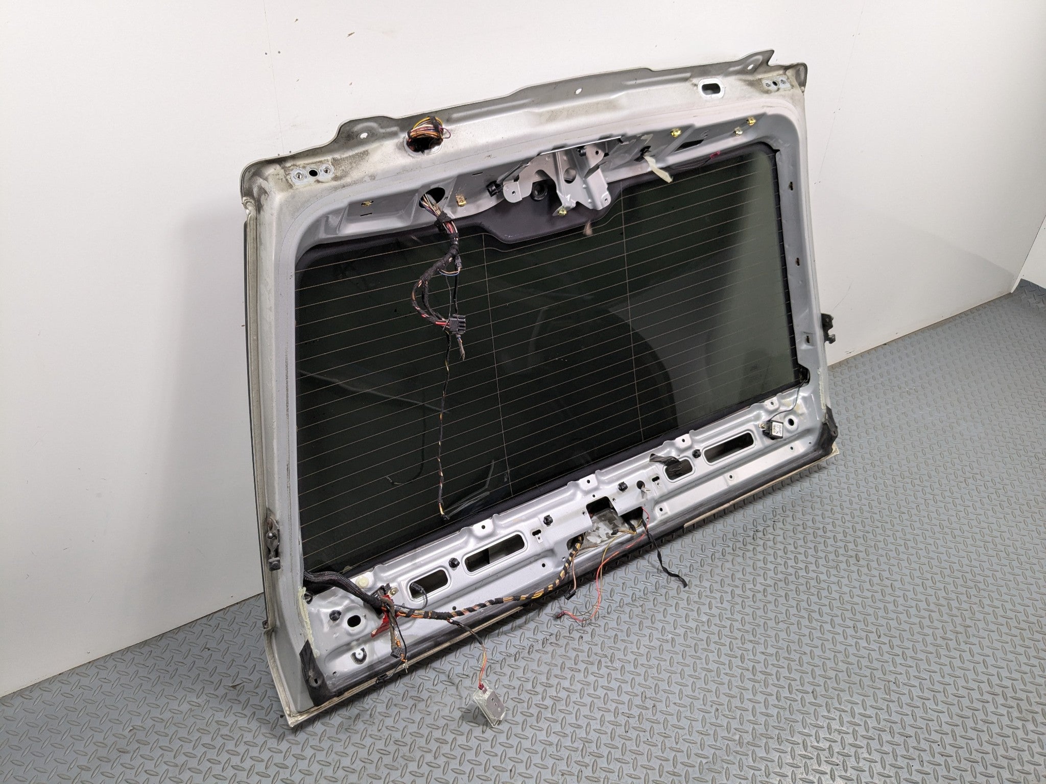 03 - 05 LAND ROVER RANGE ROVER OEM LIFTGATE SHELL PANEL WITH GLASS REAR UPPER