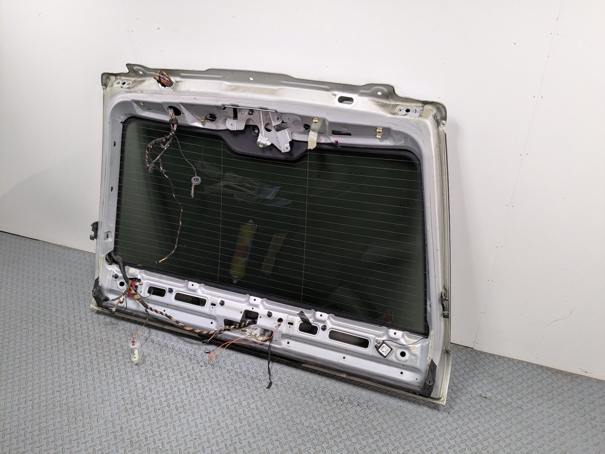 03 - 05 LAND ROVER RANGE ROVER OEM LIFTGATE SHELL PANEL WITH GLASS REAR UPPER
