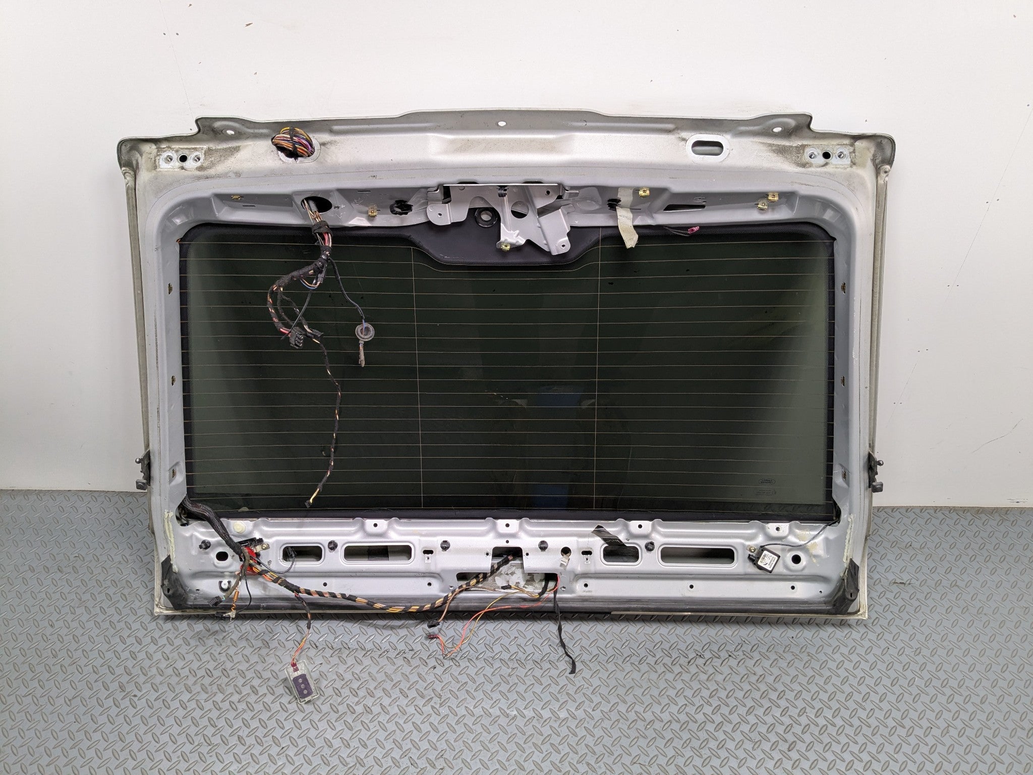 03 - 05 LAND ROVER RANGE ROVER OEM LIFTGATE SHELL PANEL WITH GLASS REAR UPPER