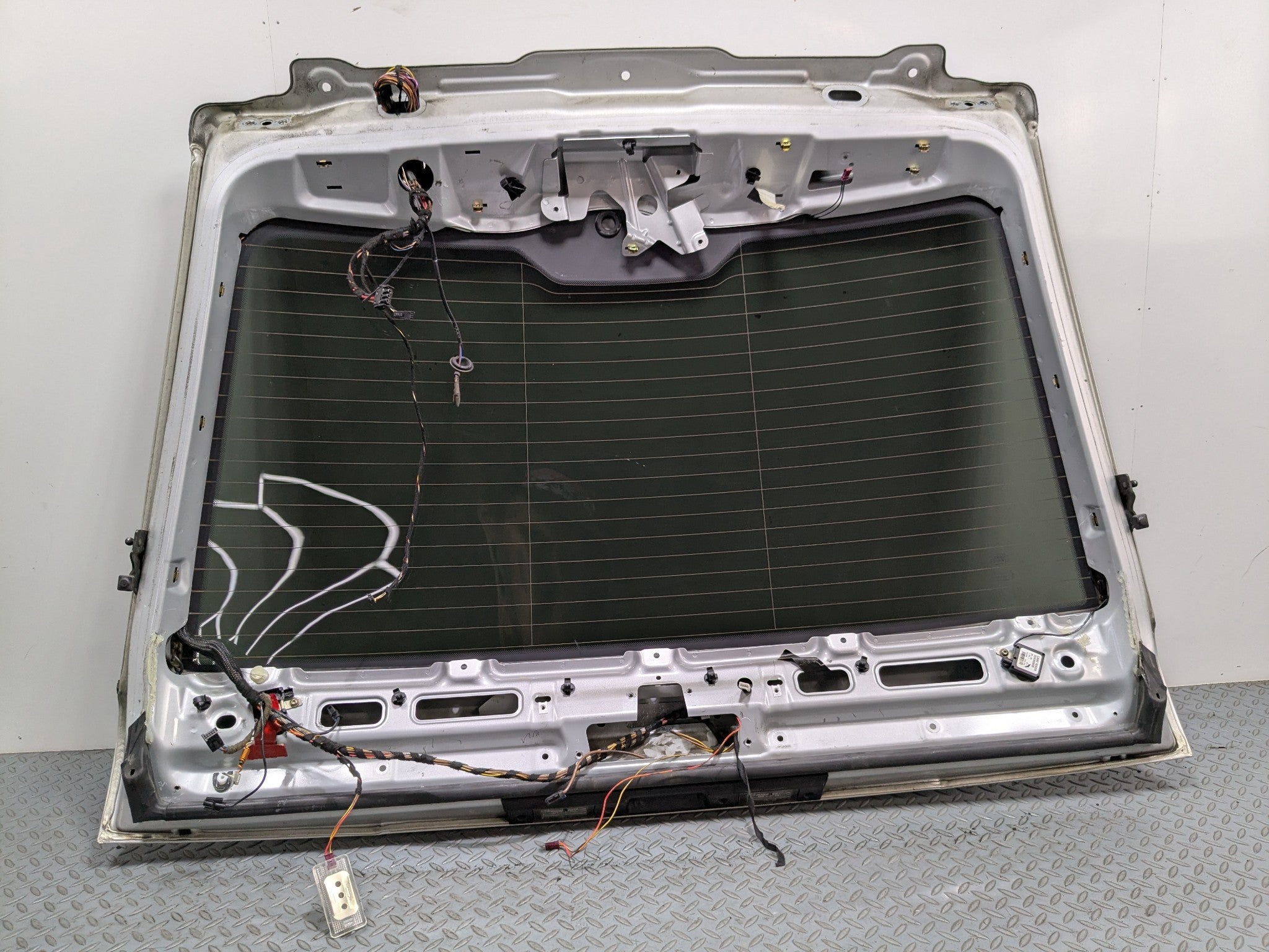 03 - 05 LAND ROVER RANGE ROVER OEM LIFTGATE SHELL PANEL WITH GLASS REAR UPPER