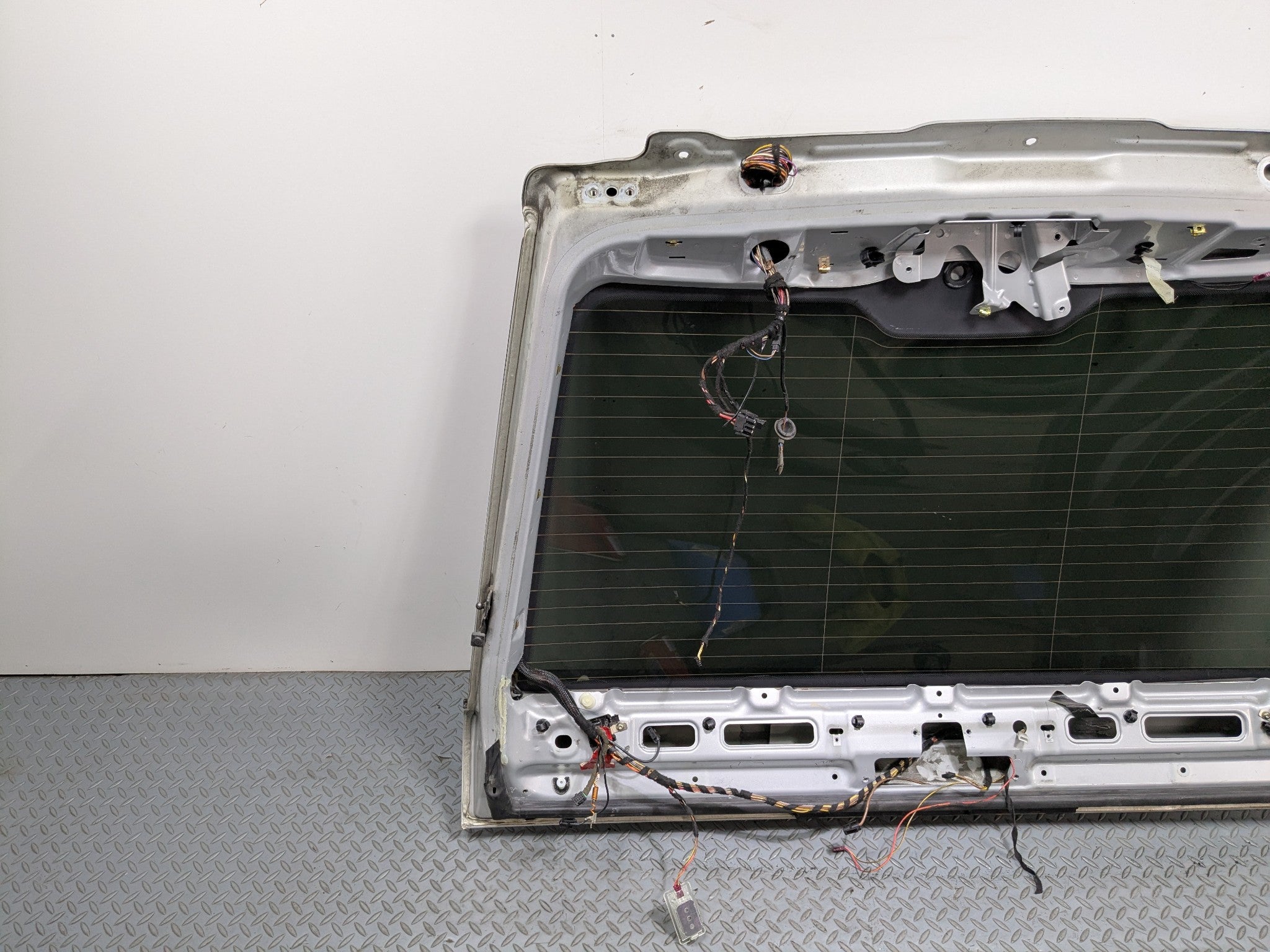 03 - 05 LAND ROVER RANGE ROVER OEM LIFTGATE SHELL PANEL WITH GLASS REAR UPPER