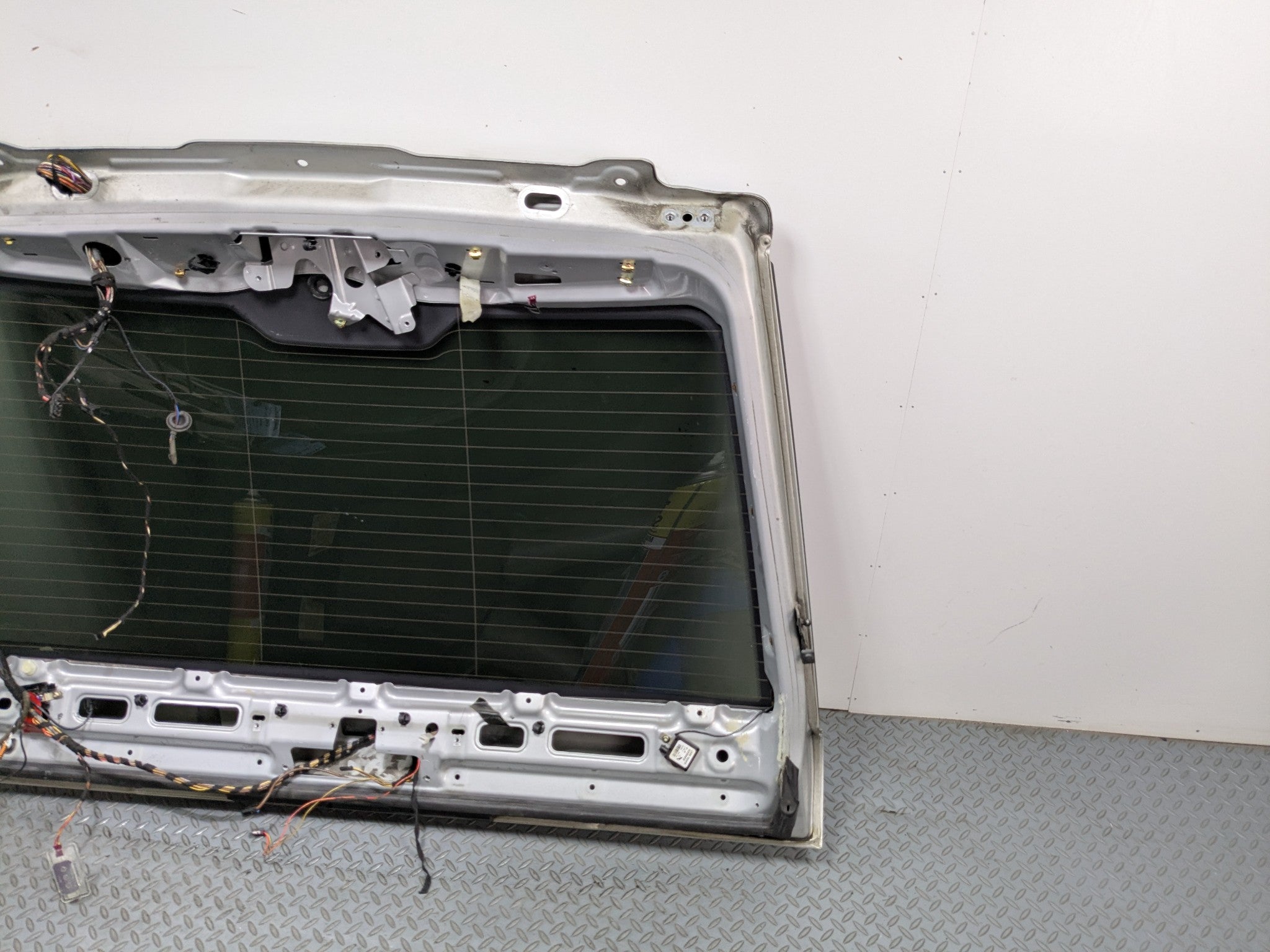 03 - 05 LAND ROVER RANGE ROVER OEM LIFTGATE SHELL PANEL WITH GLASS REAR UPPER
