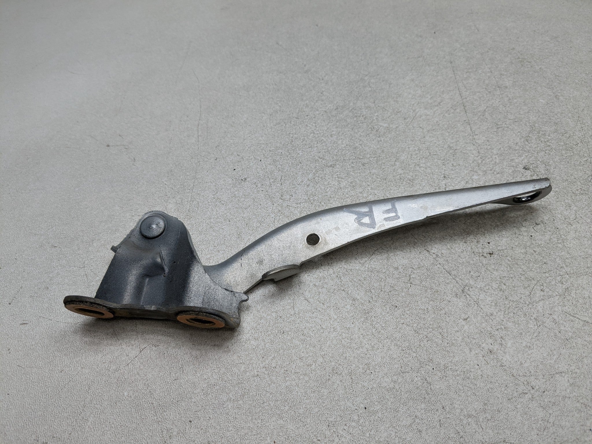 07 - 09 TOYOTA PRIUS OEM HOOD HINGE SUPPORT BRACKET FRONT RIGHT PASSENGER SIDE