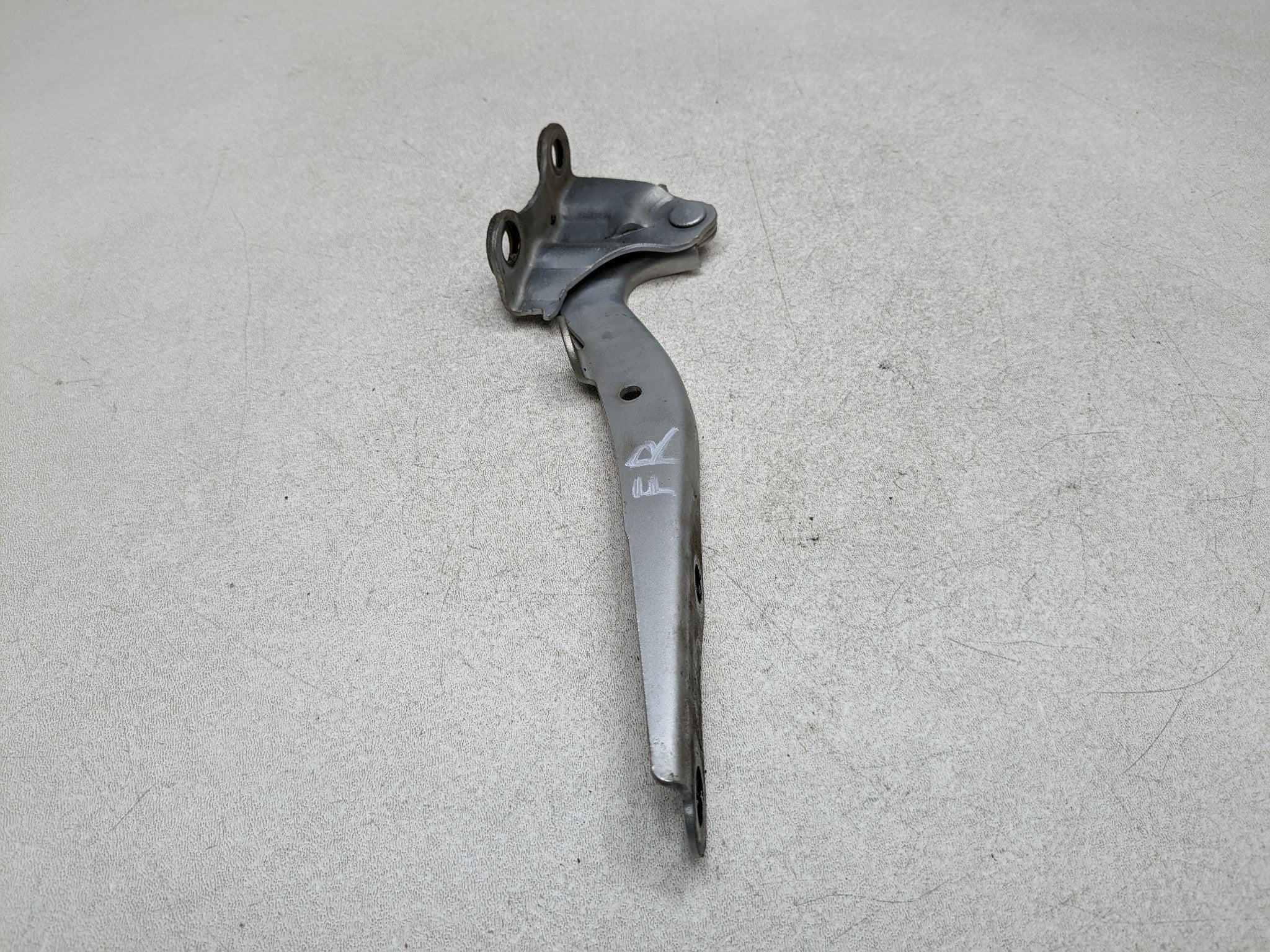 07 - 09 TOYOTA PRIUS OEM HOOD HINGE SUPPORT BRACKET FRONT RIGHT PASSENGER SIDE