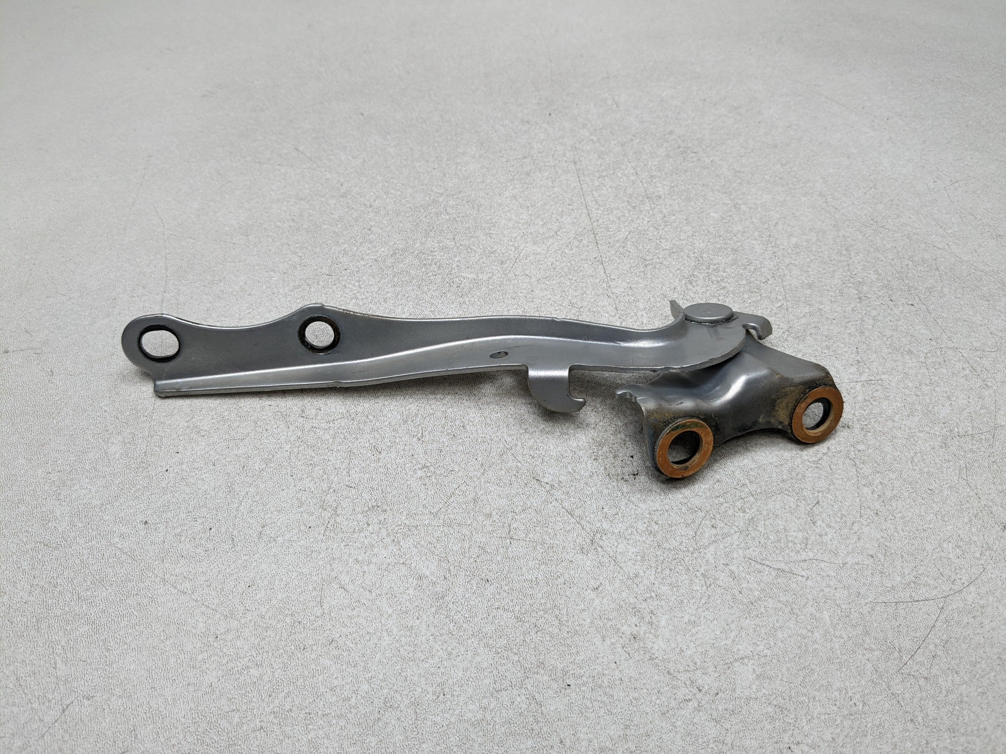 07 - 09 TOYOTA PRIUS OEM HOOD HINGE SUPPORT BRACKET FRONT RIGHT PASSENGER SIDE