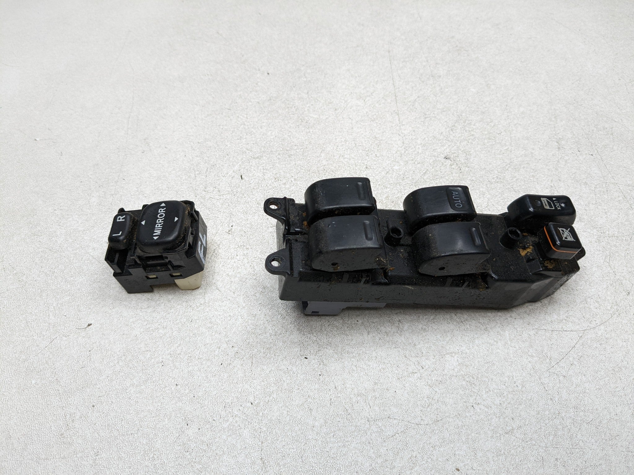 04 - 09 TOYOTA PRIUS OEM MASTER DOOR WINDOW SWITCH WITH MIRROR SWITCH FRONT LEFT