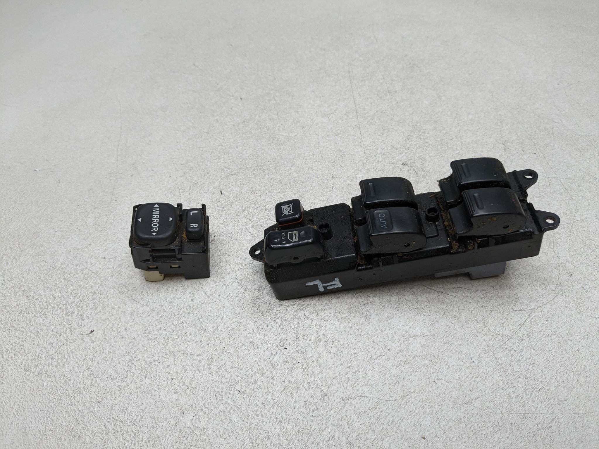 04 - 09 TOYOTA PRIUS OEM MASTER DOOR WINDOW SWITCH WITH MIRROR SWITCH FRONT LEFT