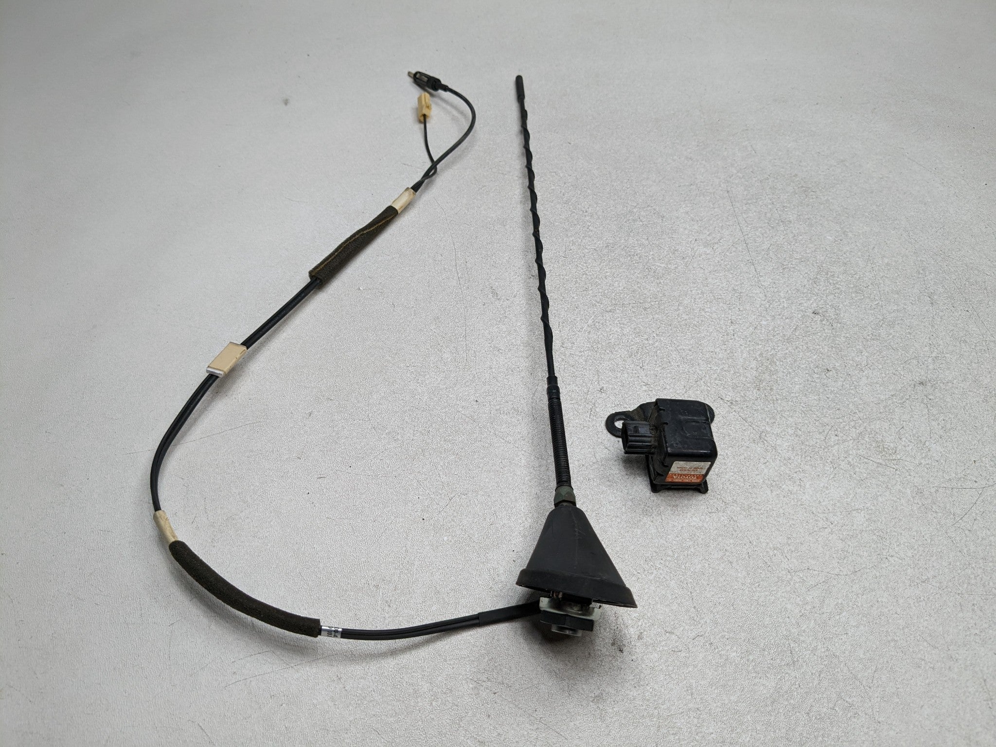 2007 - 2009 TOYOTA PRIUS OEM REAR ANTENNA ROOF RADIO AUDIO ASSEMBLY