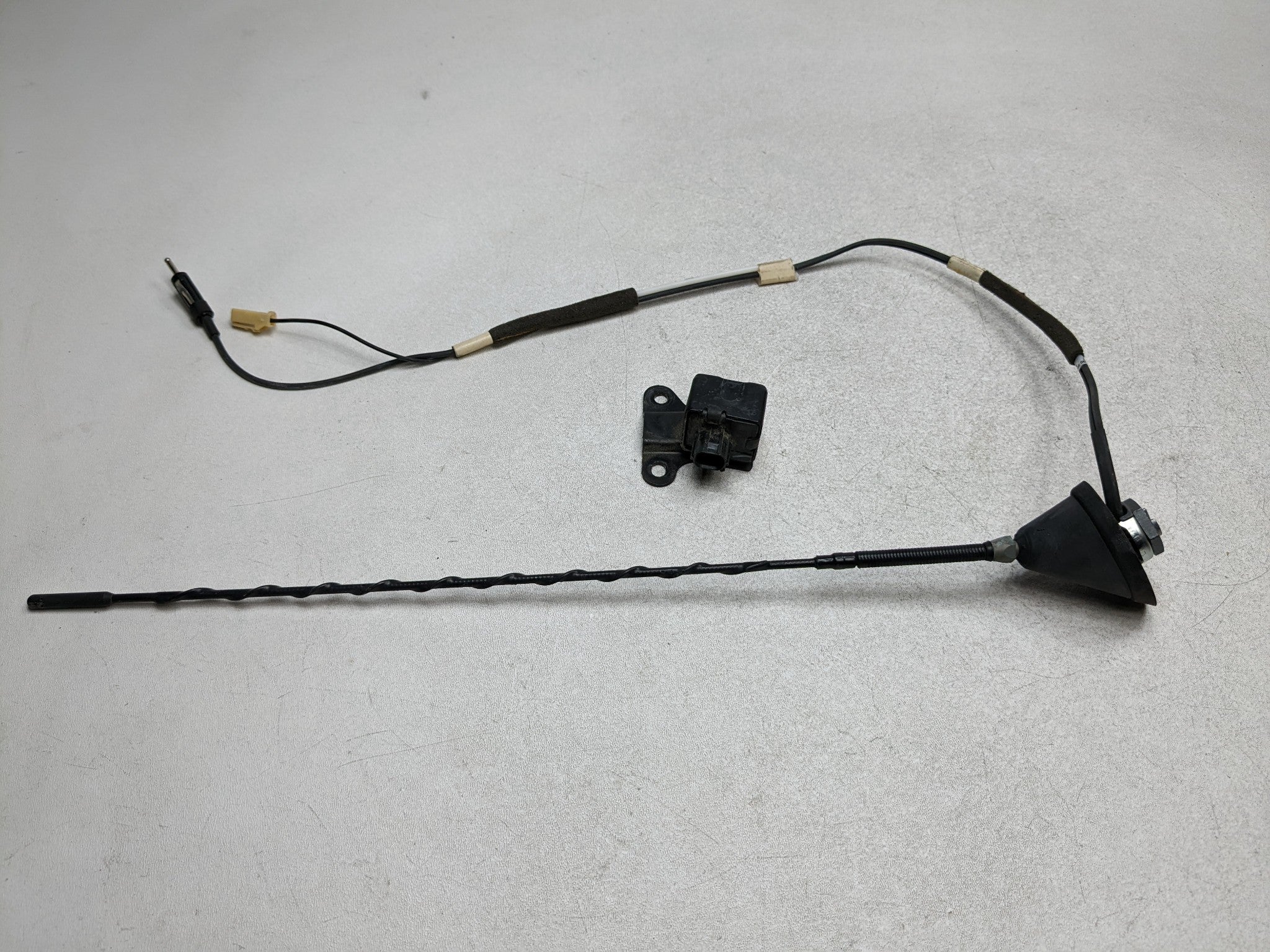 2007 - 2009 TOYOTA PRIUS OEM REAR ANTENNA ROOF RADIO AUDIO ASSEMBLY