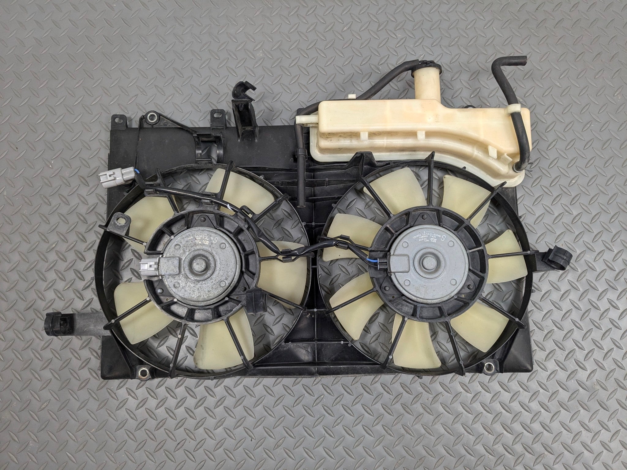 07 - 09 TOYOTA PRIUS OEM ELECTRIC COOLING MOTOR DUAL FAN WITH SHROUD ASSEMBLY