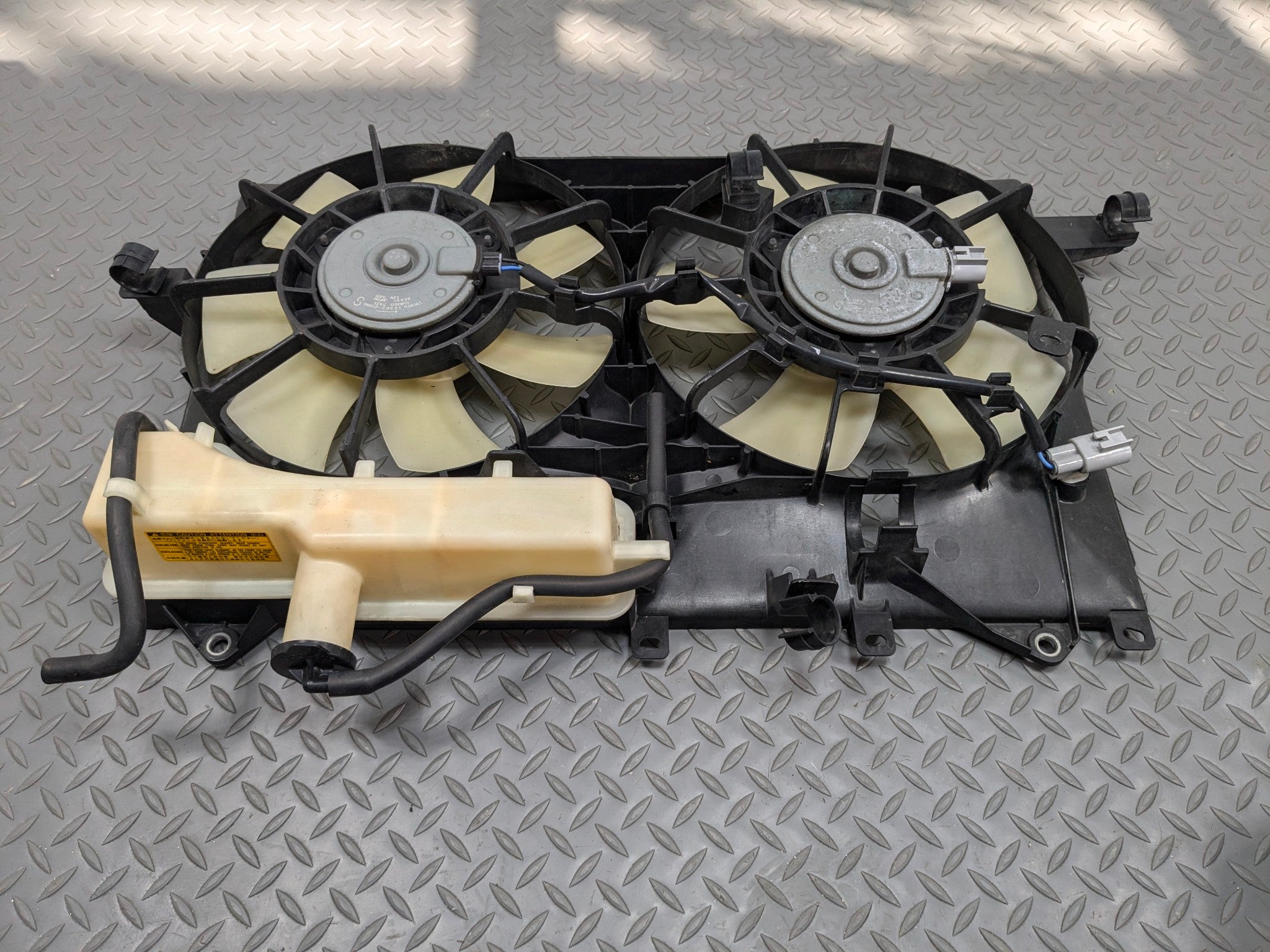 07 - 09 TOYOTA PRIUS OEM ELECTRIC COOLING MOTOR DUAL FAN WITH SHROUD ASSEMBLY