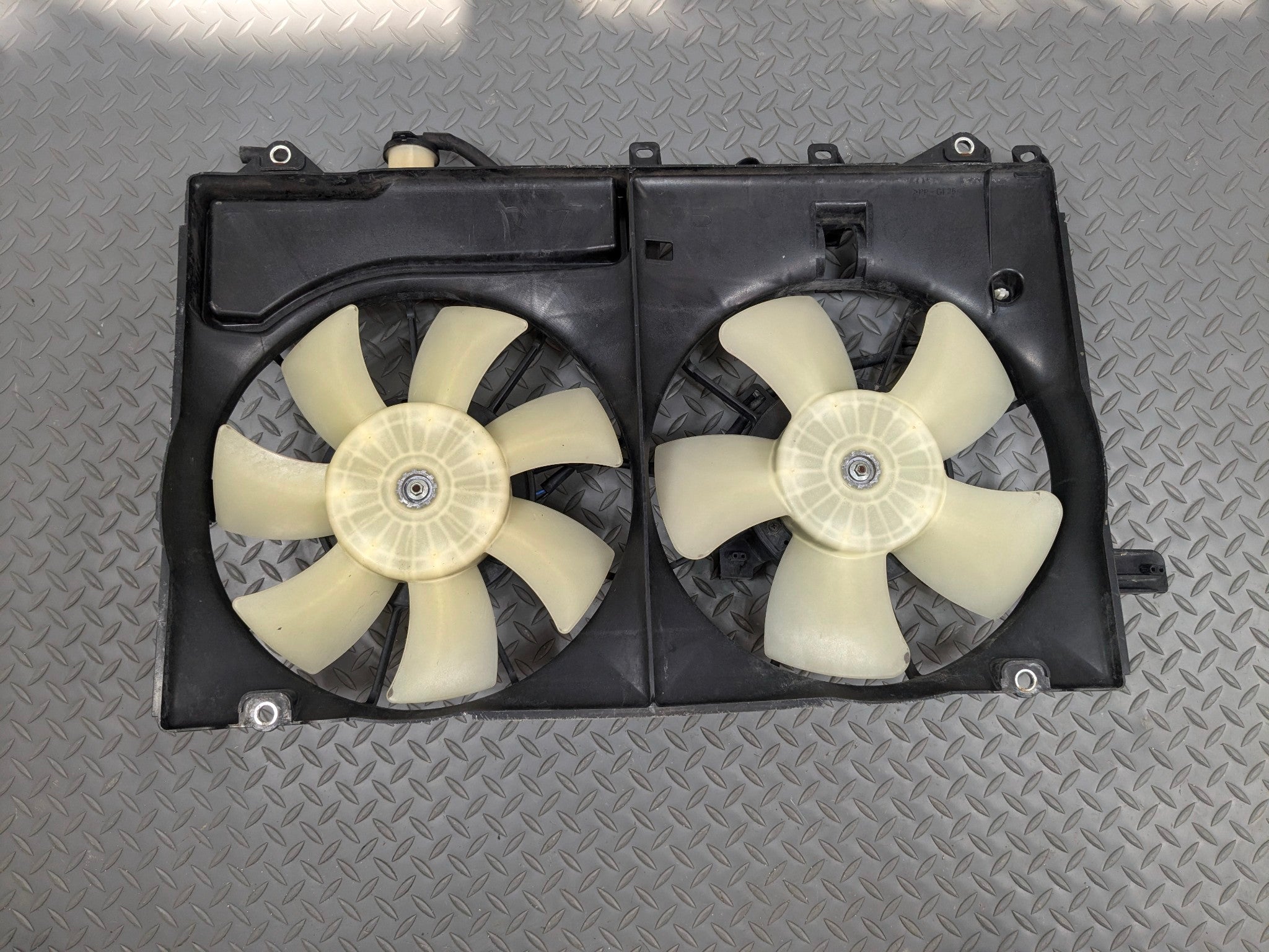 07 - 09 TOYOTA PRIUS OEM ELECTRIC COOLING MOTOR DUAL FAN WITH SHROUD ASSEMBLY