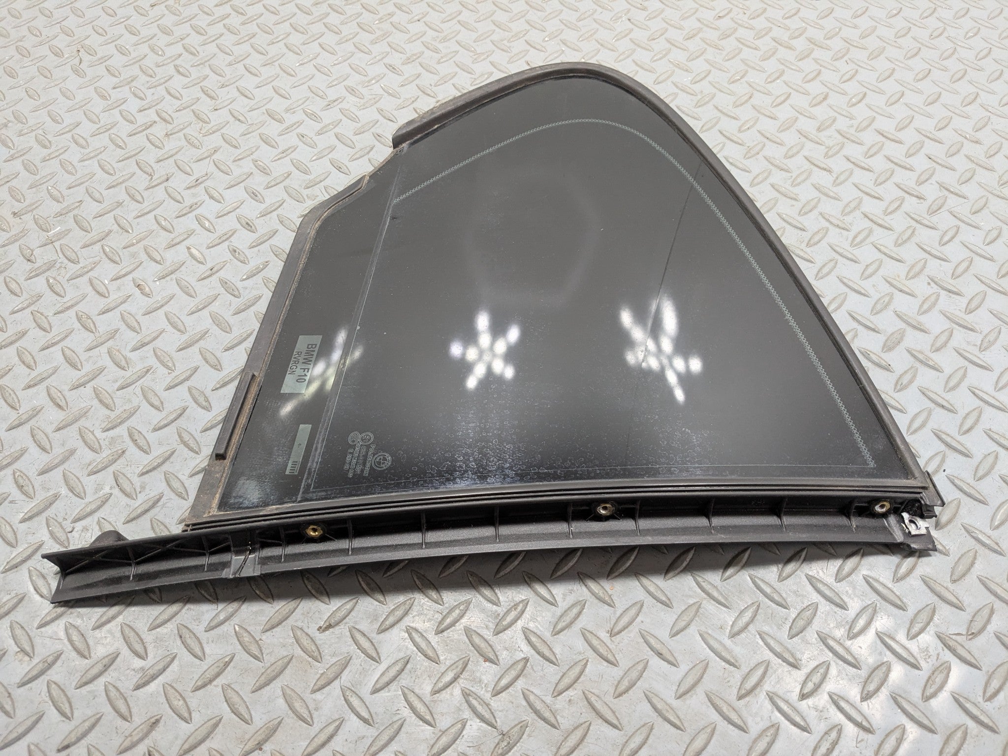 2014 - 2016 BMW 528I OEM WINDOW VENT GLASS WITH PRIVACY TINT REAR RIGHT SIDE