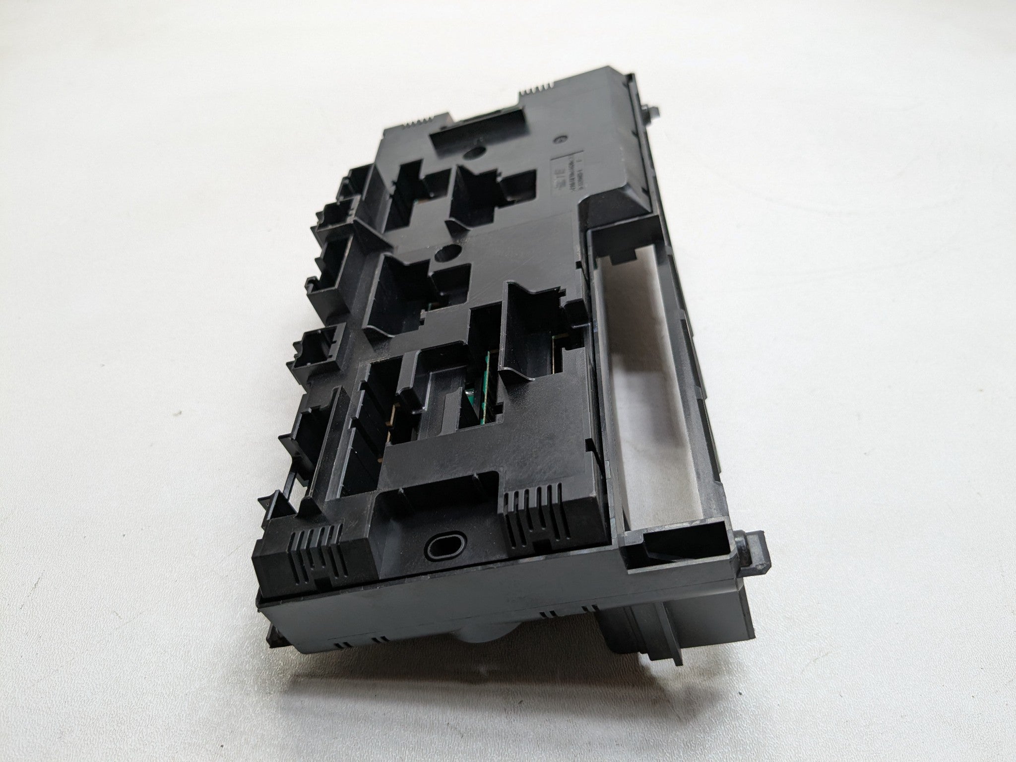 2014 - 2016 BMW 528I OEM ENGINE FUSE RELAY JUNCTION BOX MODULE UNIT FRONT