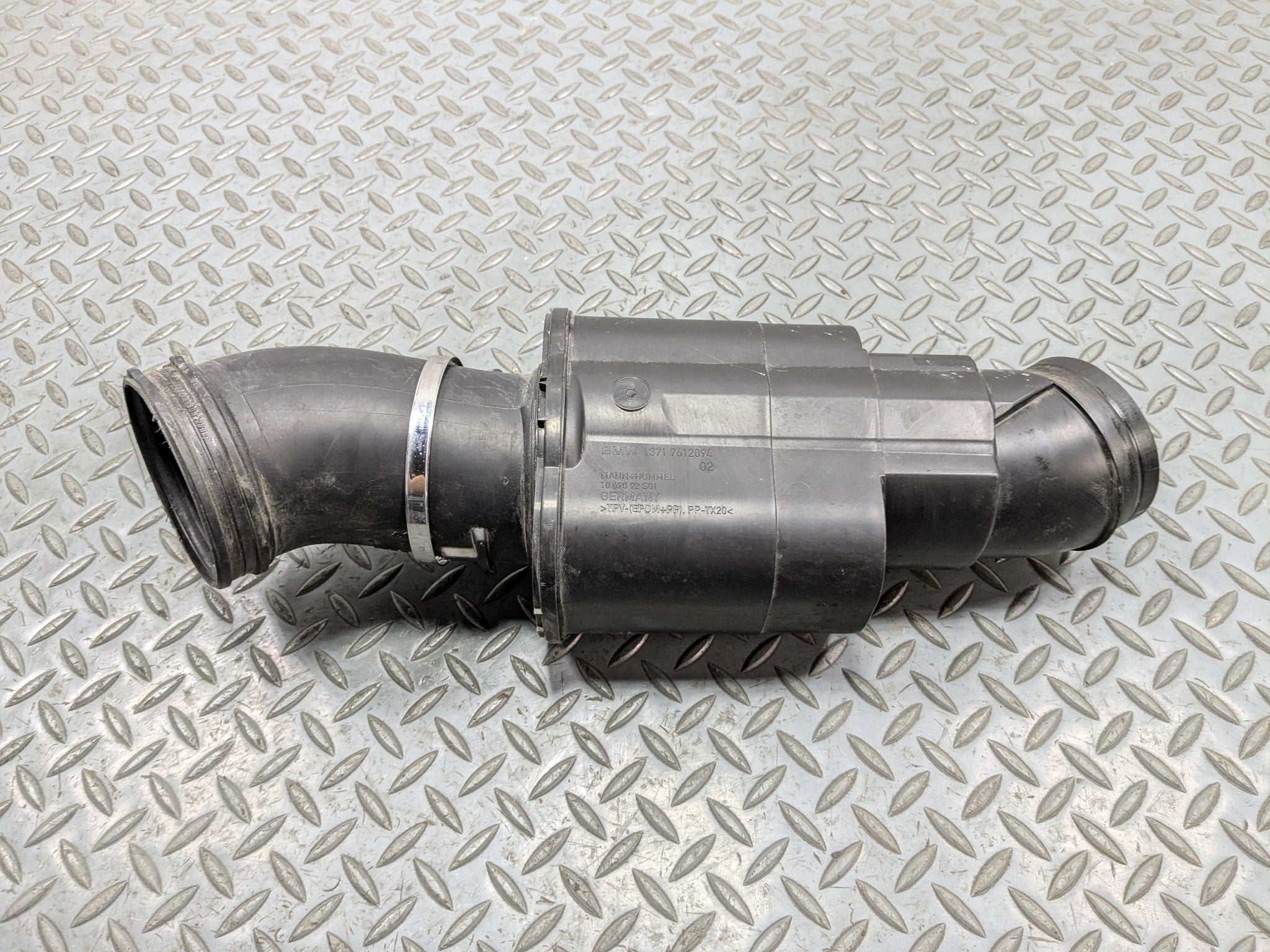 2014 - 2016 BMW 528I OEM ENGINE AIR INTAKE RESONATOR DUCT HOSE TUBE PIPE