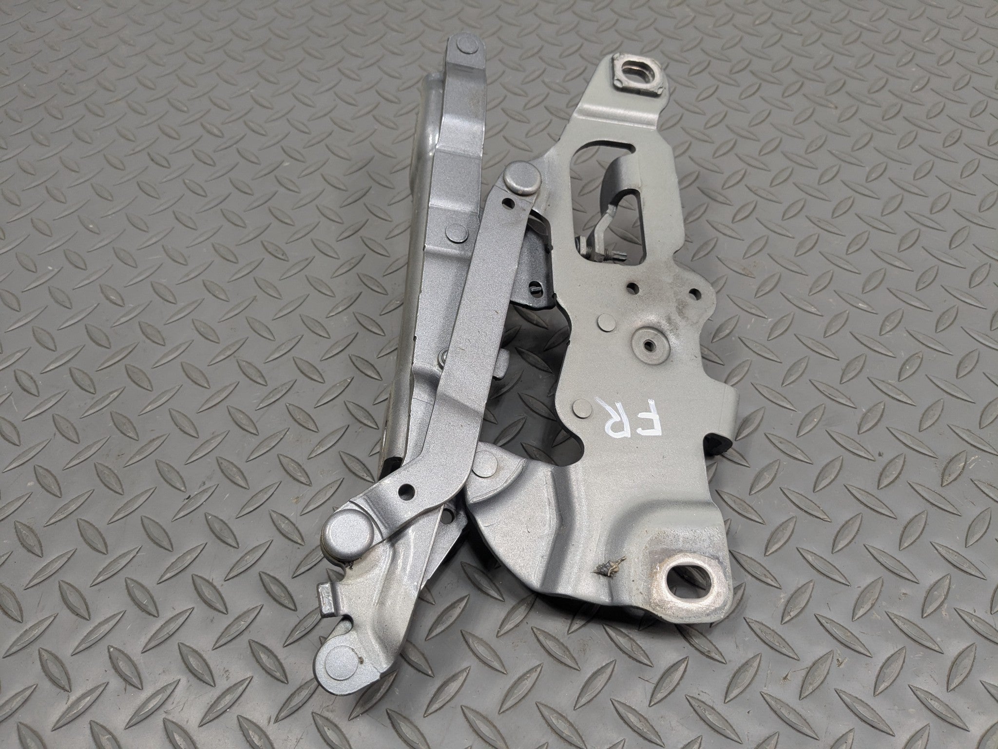 2014 - 2016 BMW 528I OEM HOOD HINGE SUPPORT BRACKET FRONT RIGHT PASSENGER SIDE