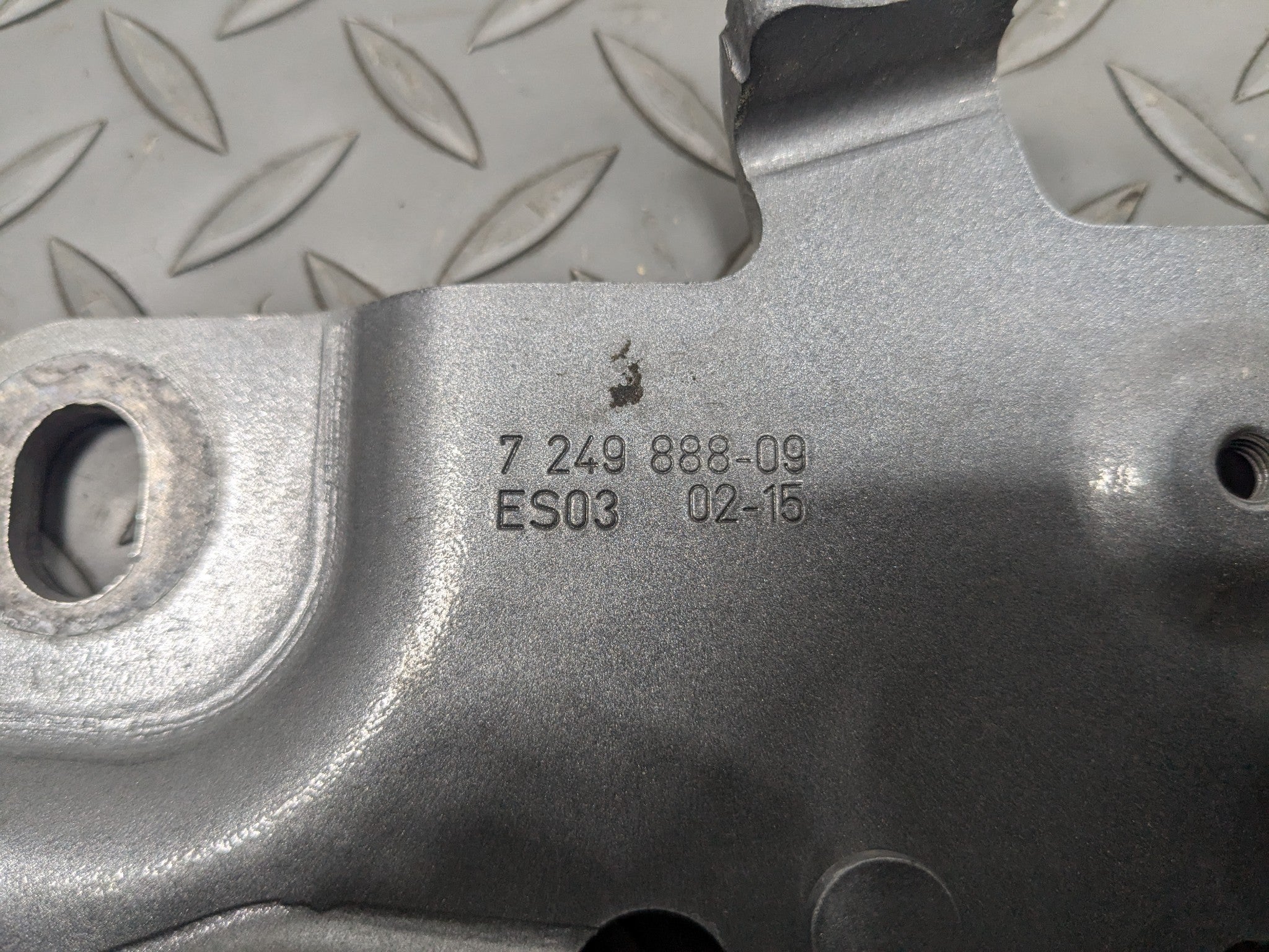 2014 - 2016 BMW 528I OEM HOOD HINGE SUPPORT BRACKET FRONT RIGHT PASSENGER SIDE