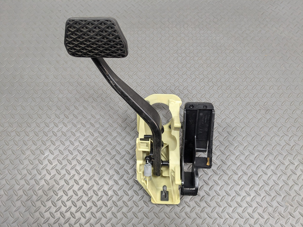 2014 - 2016 BMW 528I OEM FRONT BRAKE PEDAL WITH SUPPORT MOUNT BRACKET ASSEMBLY