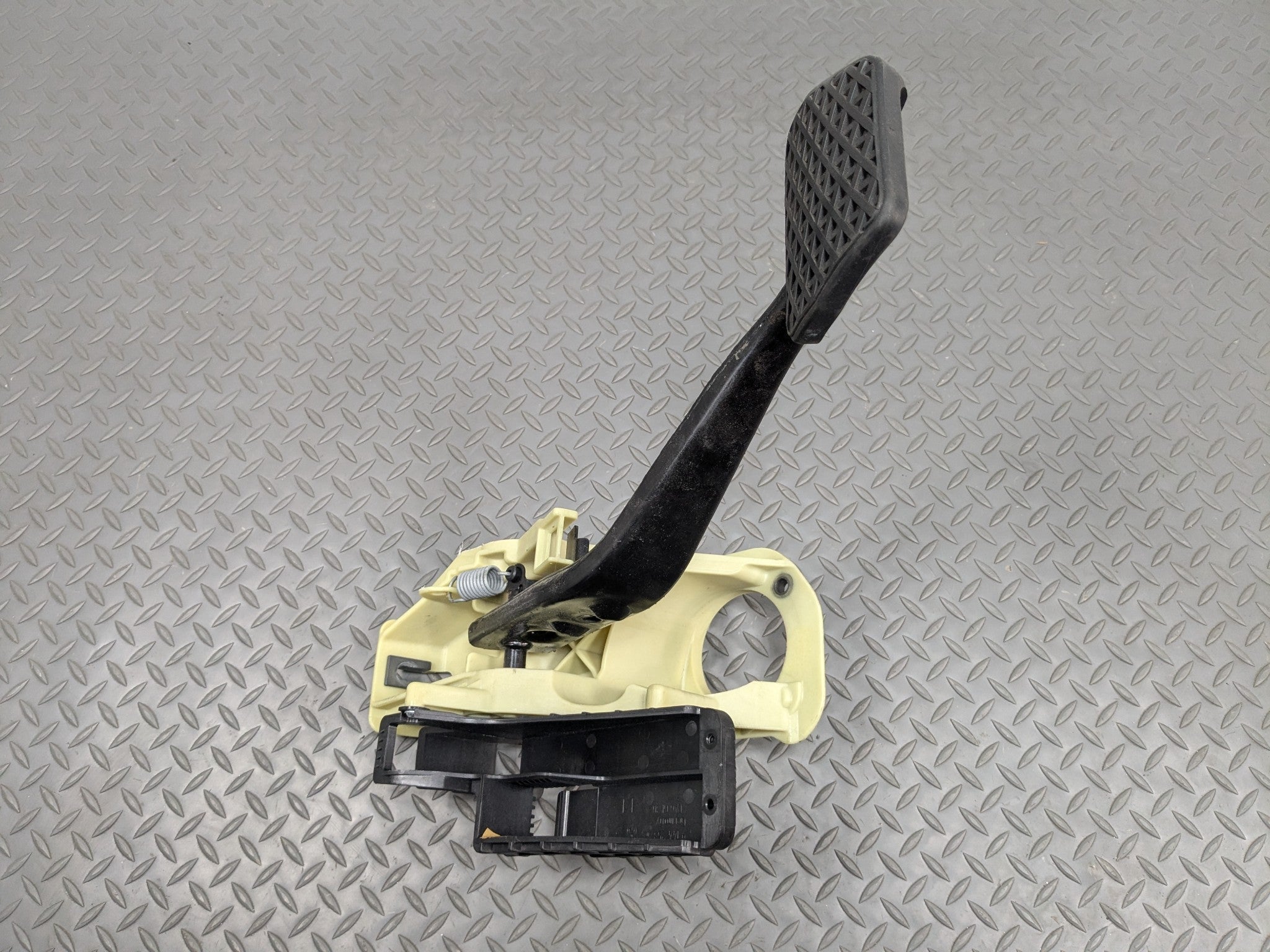 2014 - 2016 BMW 528I OEM FRONT BRAKE PEDAL WITH SUPPORT MOUNT BRACKET ASSEMBLY