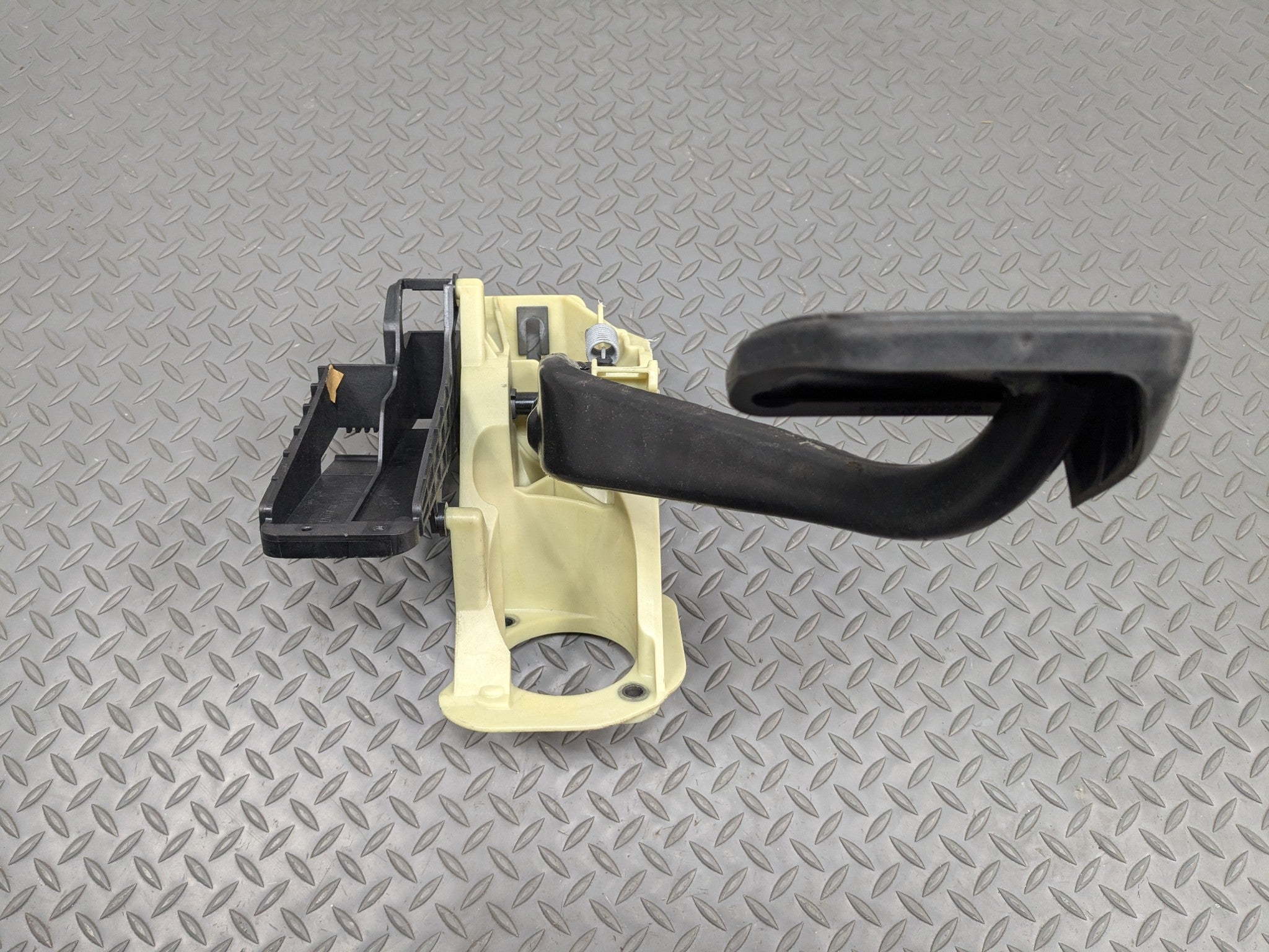 2014 - 2016 BMW 528I OEM FRONT BRAKE PEDAL WITH SUPPORT MOUNT BRACKET ASSEMBLY