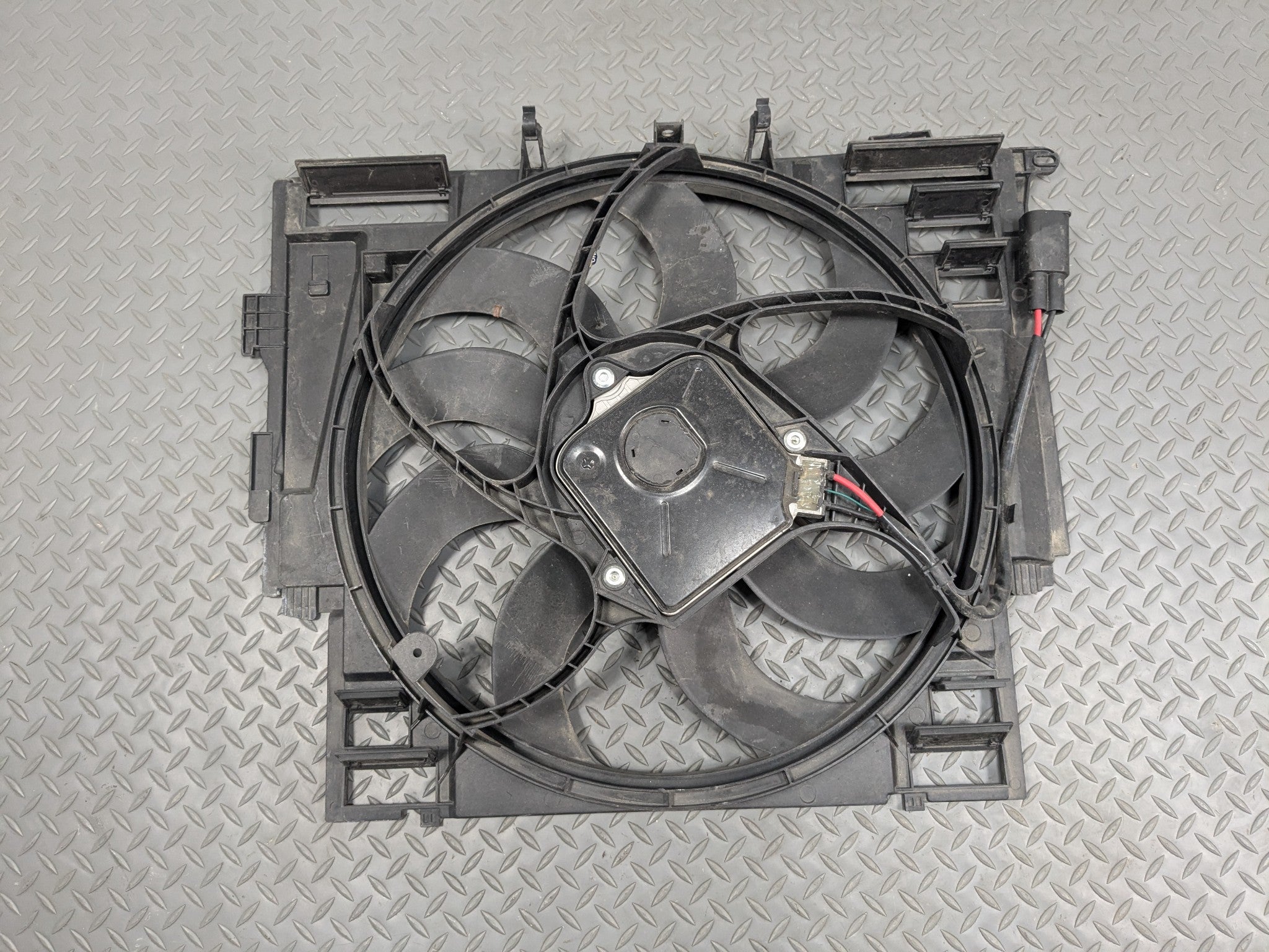 2014 - 2016 BMW 528I OEM ELECTRIC COOLING MOTOR FAN BLADE WITH SHROUD