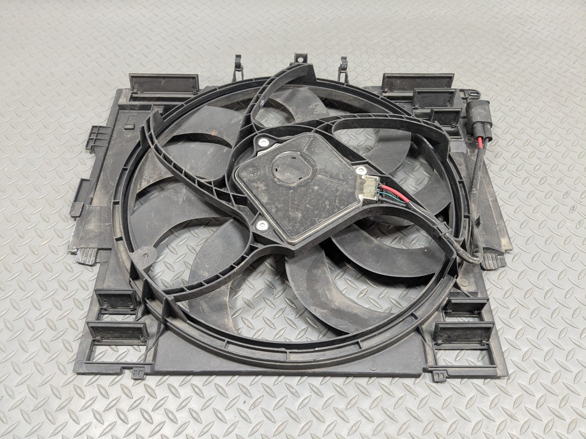 2014 - 2016 BMW 528I OEM ELECTRIC COOLING MOTOR FAN BLADE WITH SHROUD