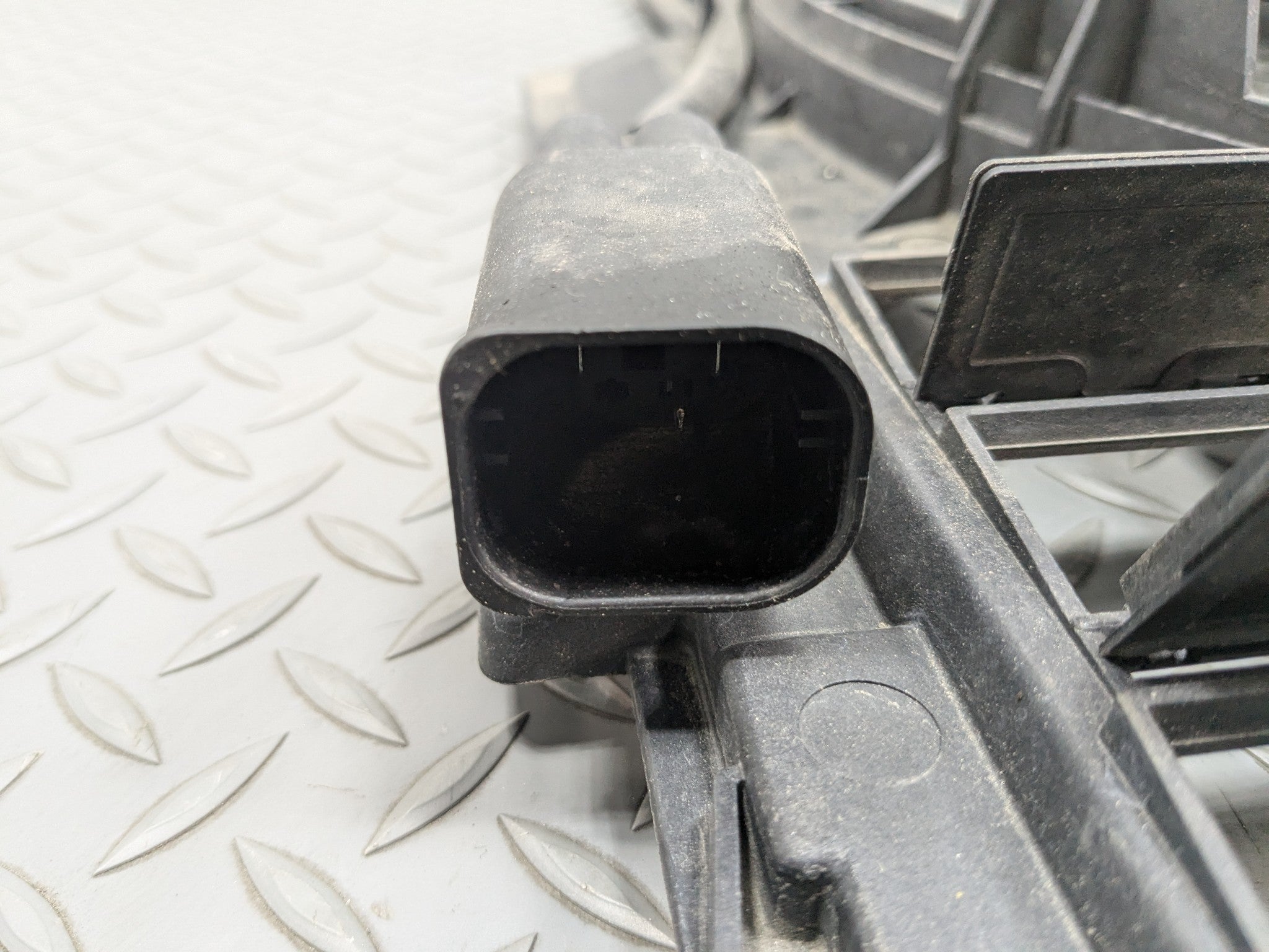 2014 - 2016 BMW 528I OEM ELECTRIC COOLING MOTOR FAN BLADE WITH SHROUD