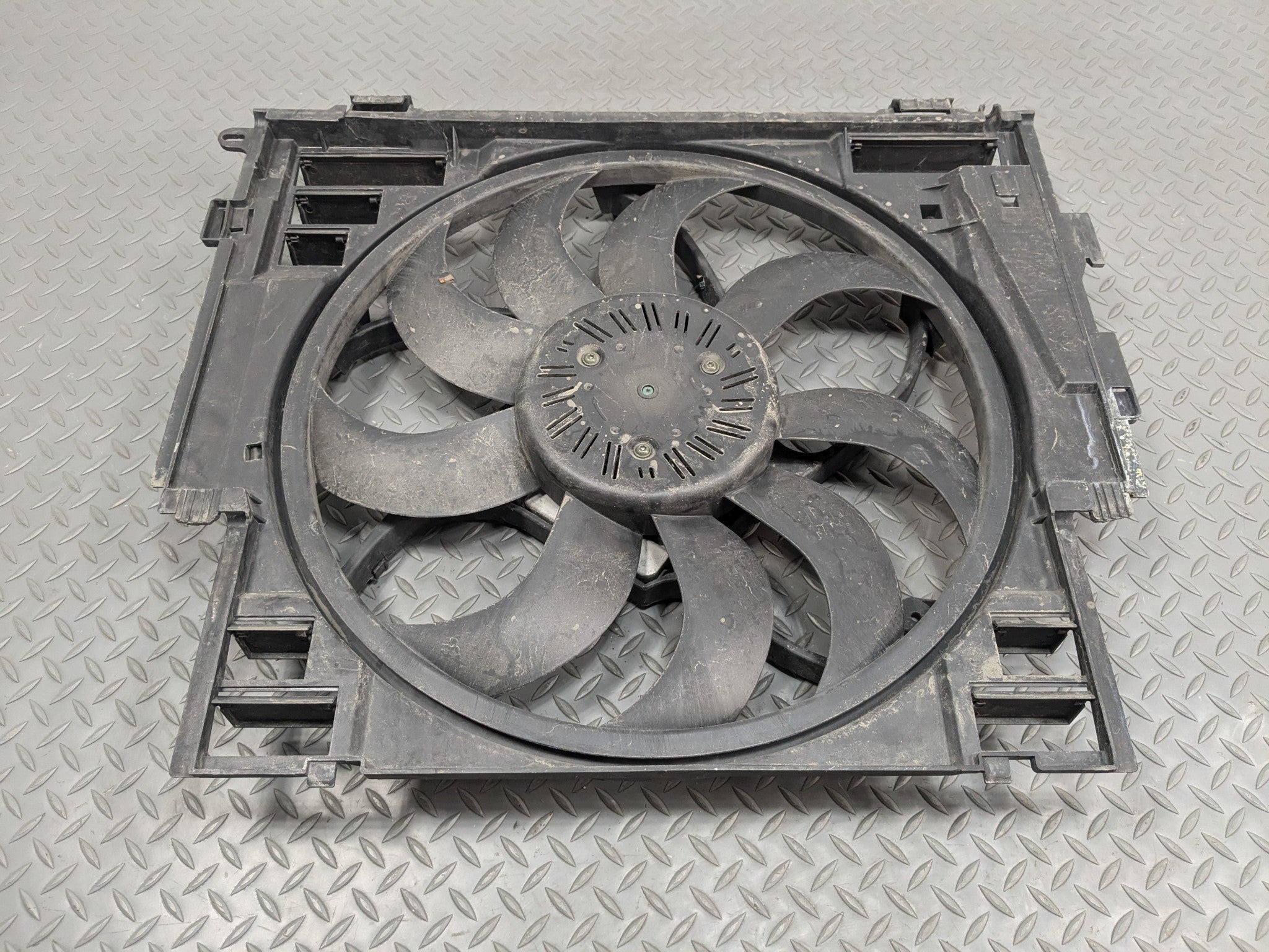 2014 - 2016 BMW 528I OEM ELECTRIC COOLING MOTOR FAN BLADE WITH SHROUD