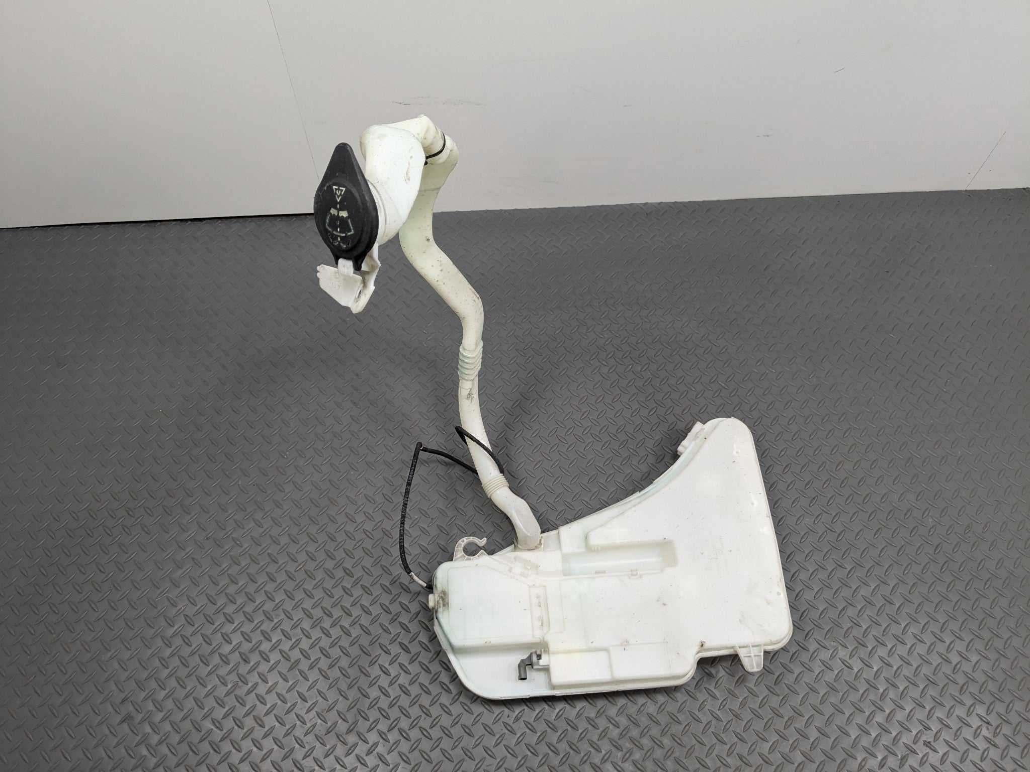 2014 - 2016 BMW 528I OEM FRONT WINDSHIELD WASHER BOTTLE FLUID RESERVOIR TANK