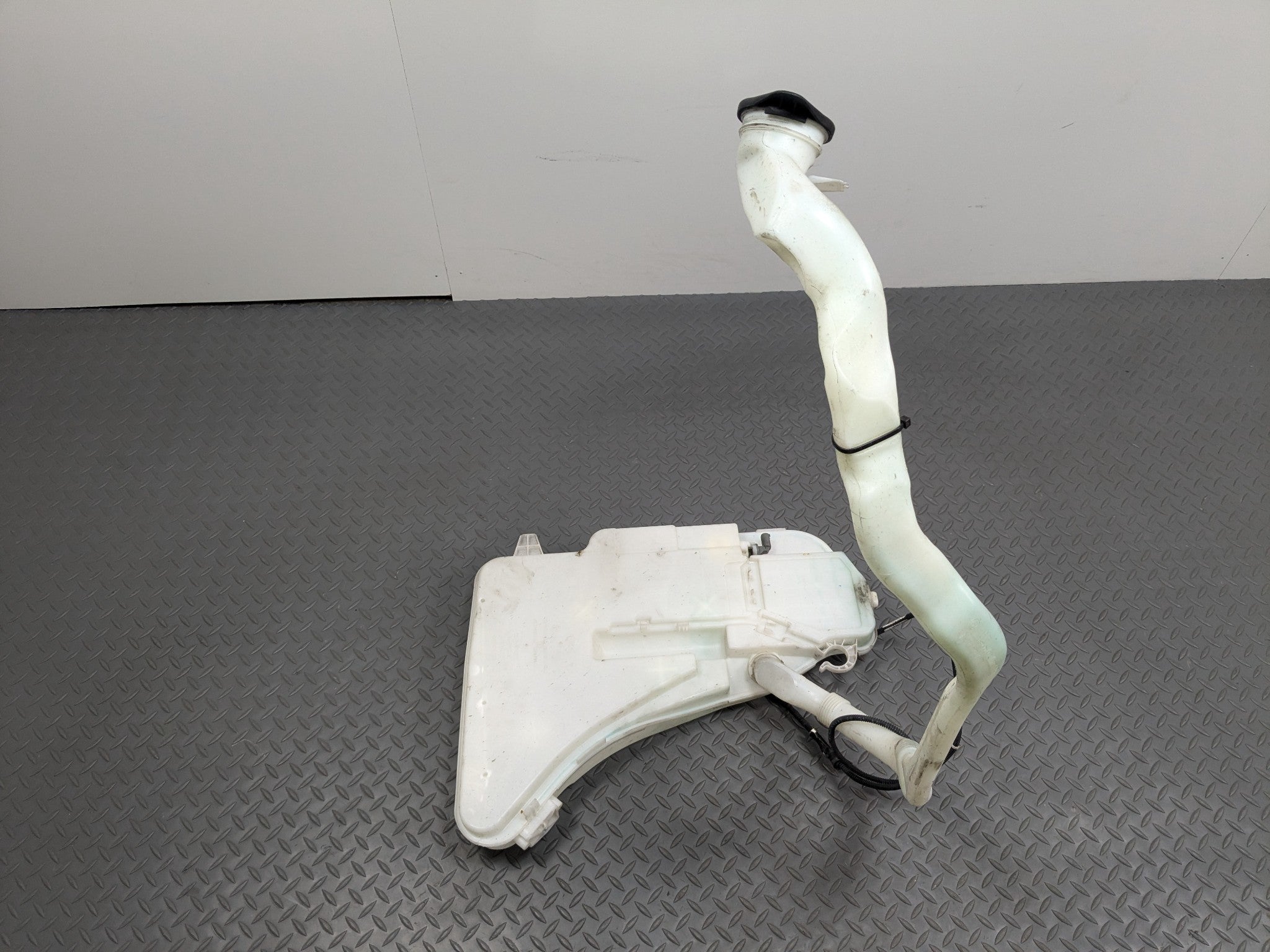 2014 - 2016 BMW 528I OEM FRONT WINDSHIELD WASHER BOTTLE FLUID RESERVOIR TANK