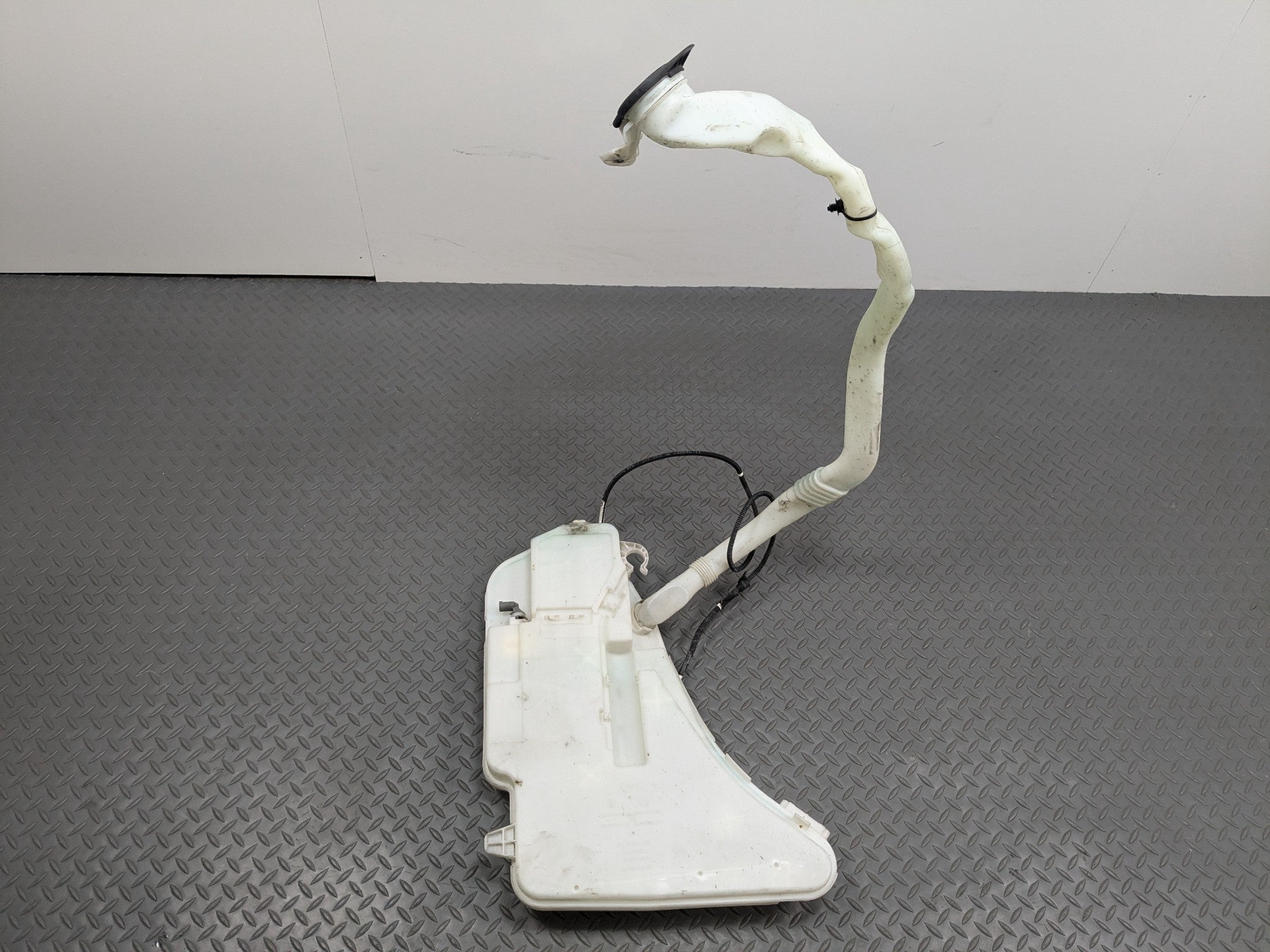 2014 - 2016 BMW 528I OEM FRONT WINDSHIELD WASHER BOTTLE FLUID RESERVOIR TANK